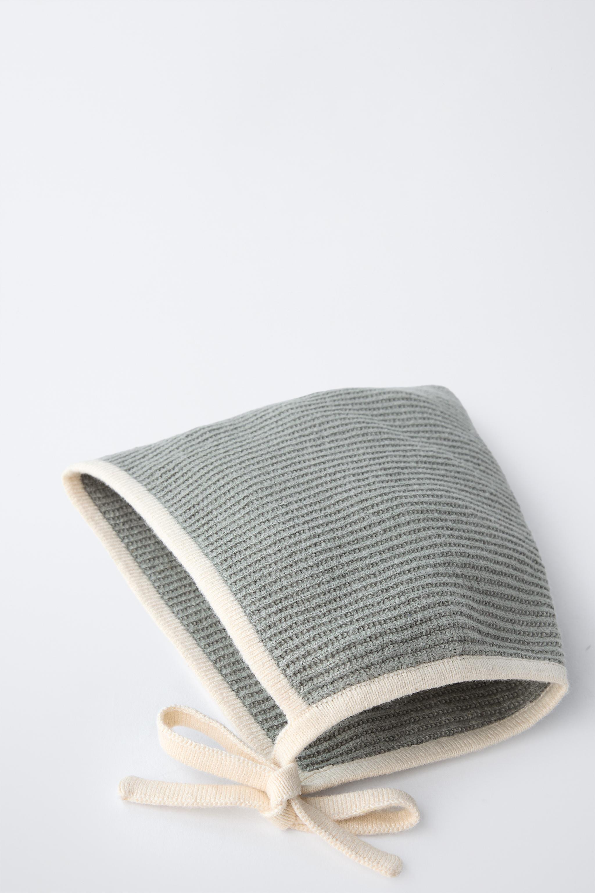 POINTED HAT WITH CONTRASTING TRIM