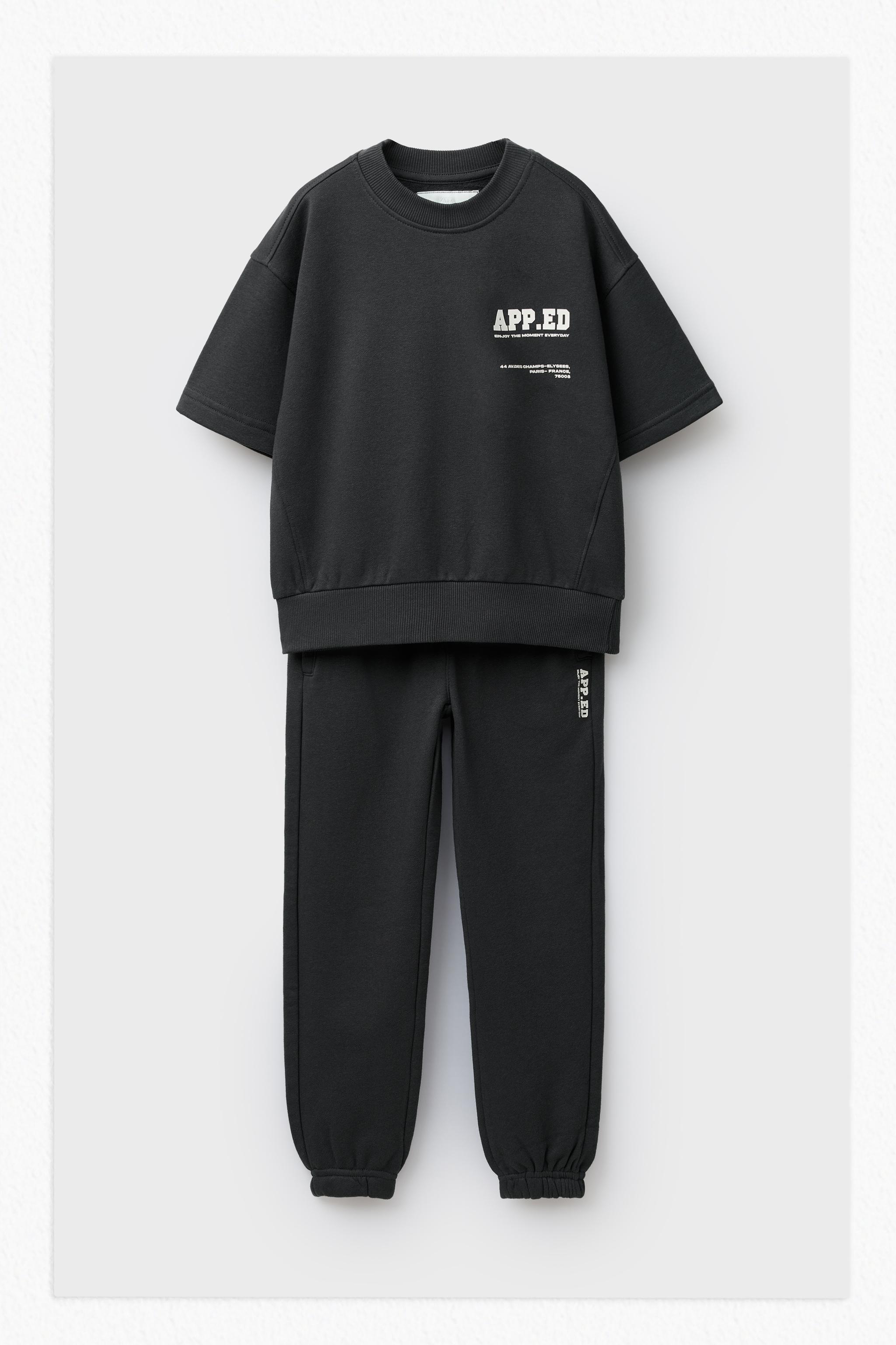SHORT SLEEVE SWEATSHIRT AND JOGGER PANTS SET TEXT