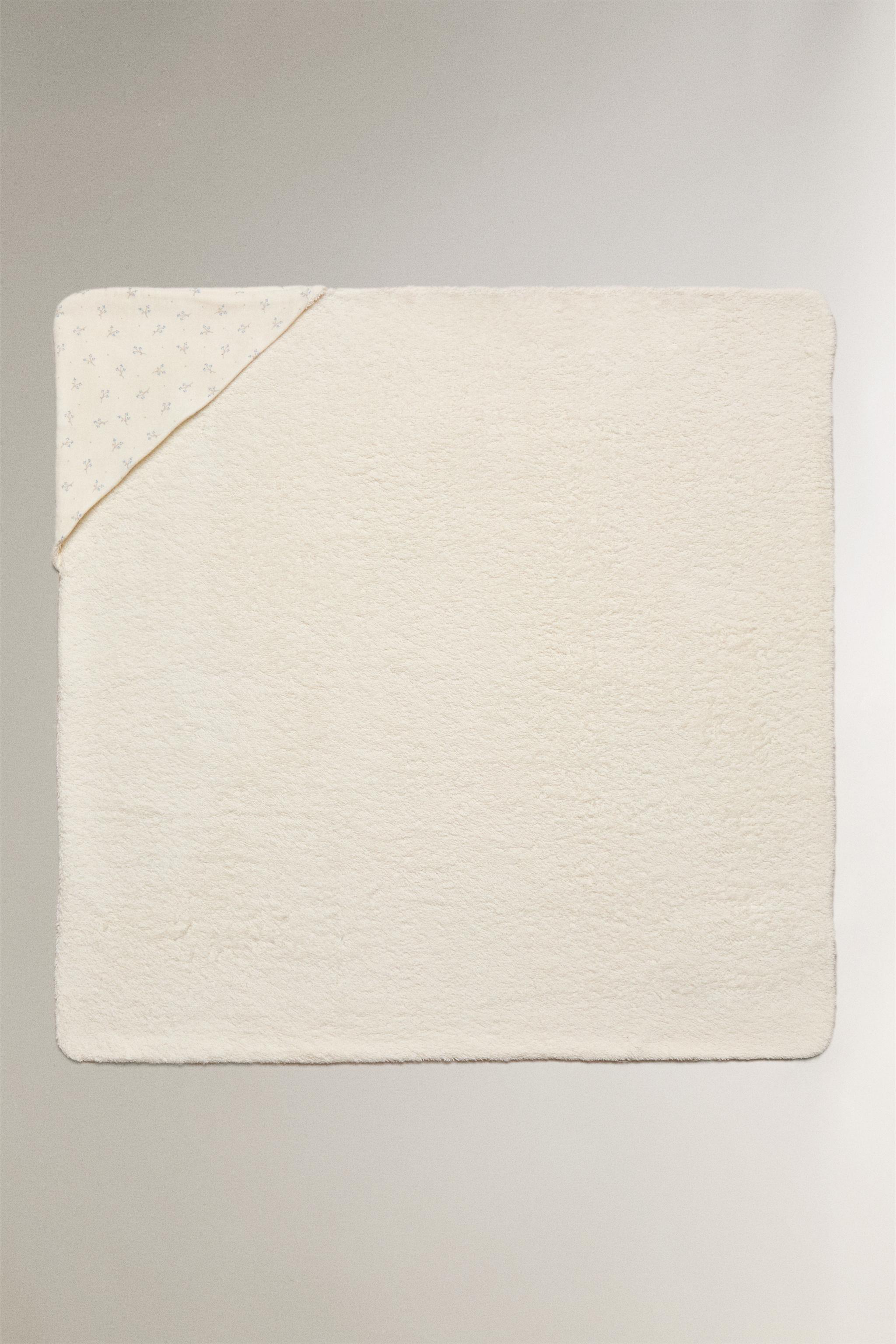 HOODED BABY BATH TOWEL WITH MINI FLOWERS