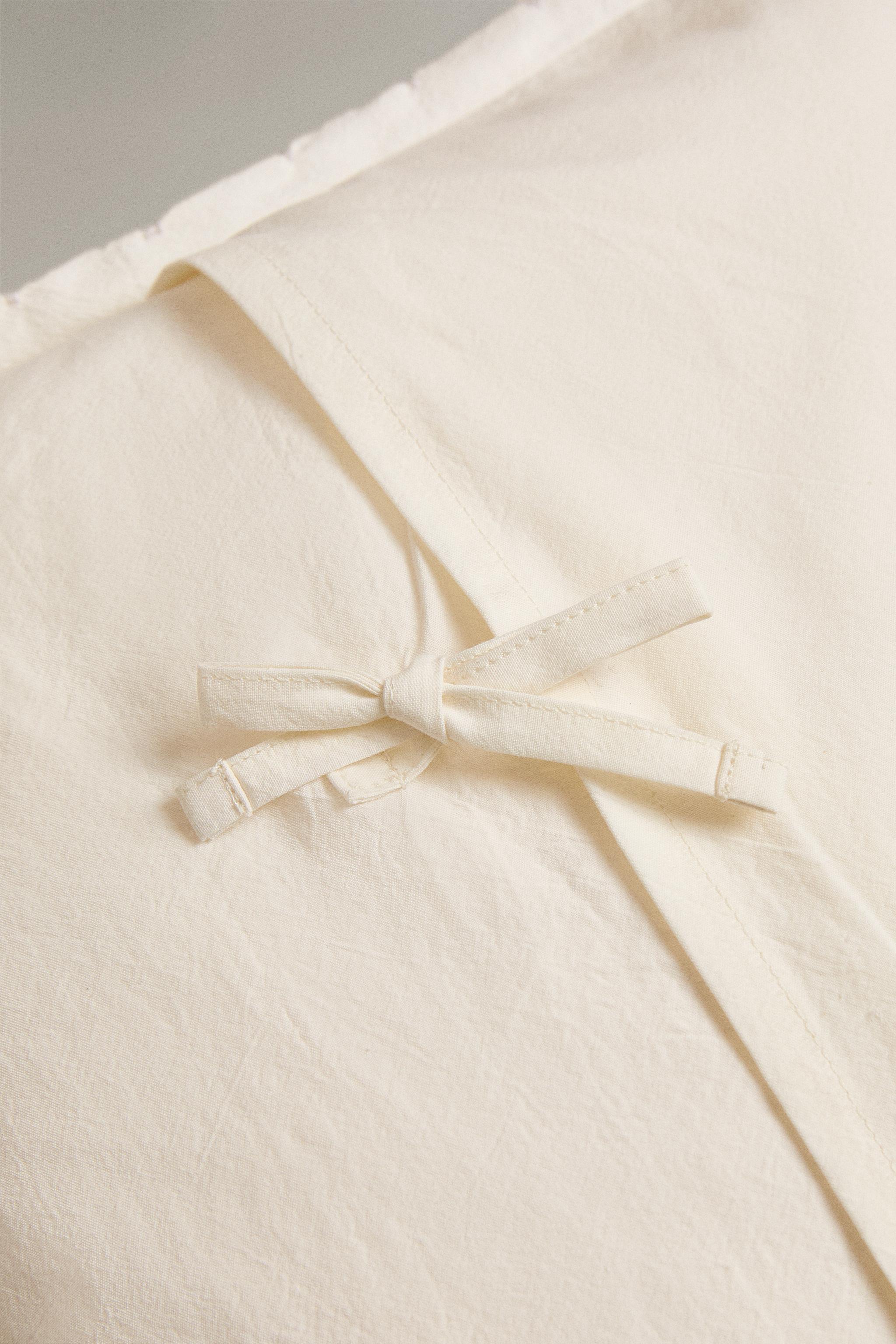 CHILDREN'S THROW PILLOW COVER WITH SCALLOPED EDGE