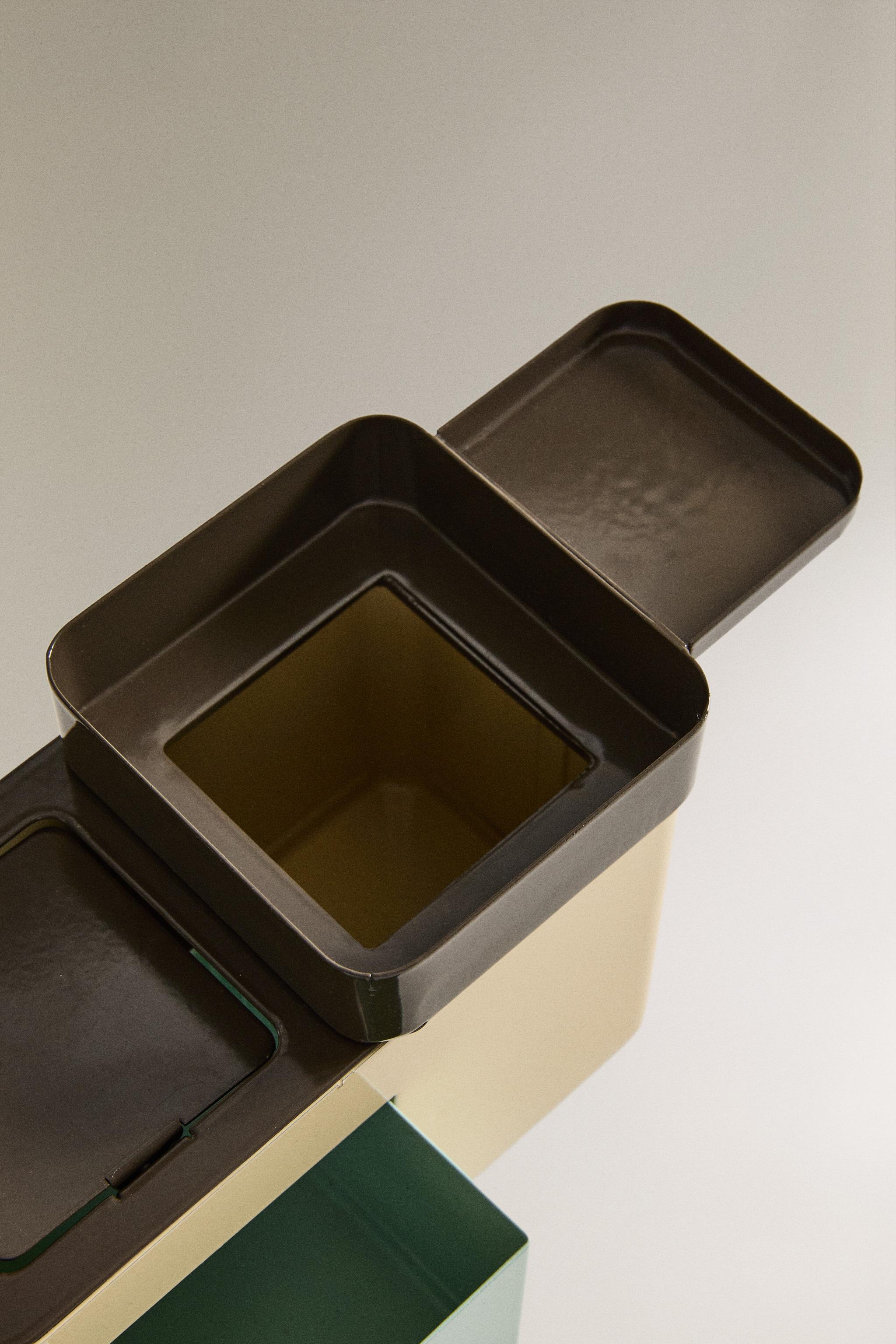 CHILDREN'S METAL HOUSE PENCIL HOLDER