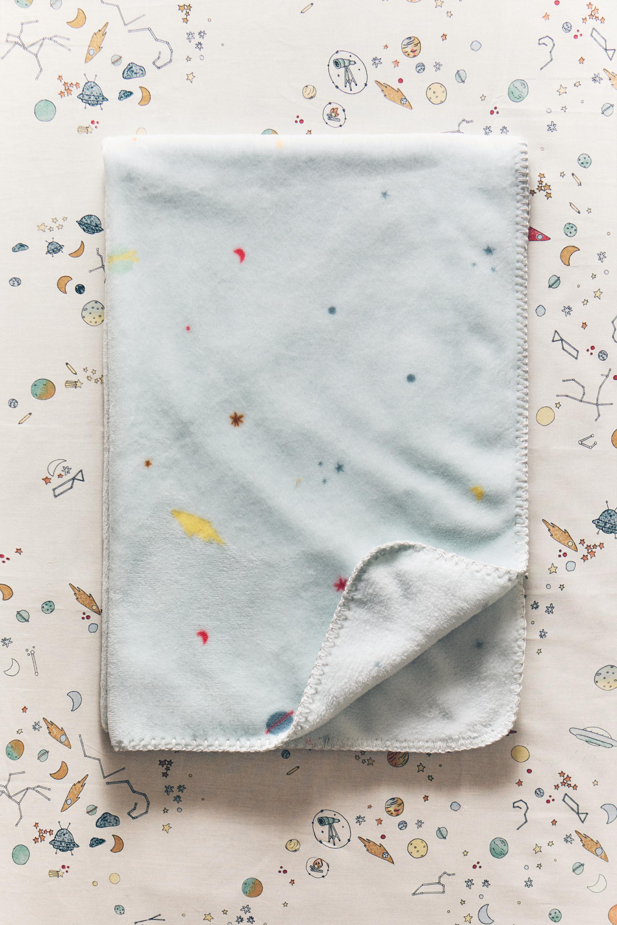 CHILDREN’S FLEECE SPACE BLANKET