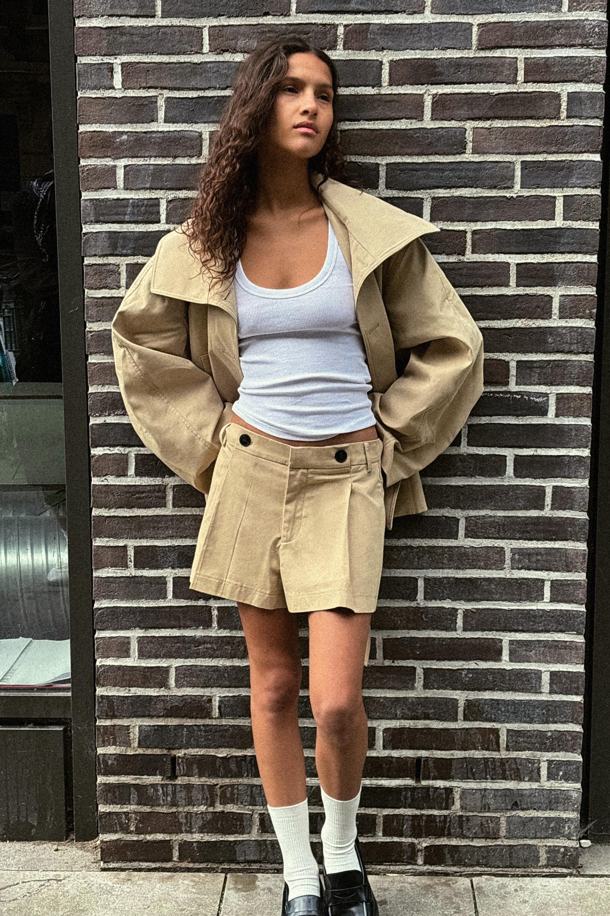 PLEATED SHORTS WITH BUTTONS