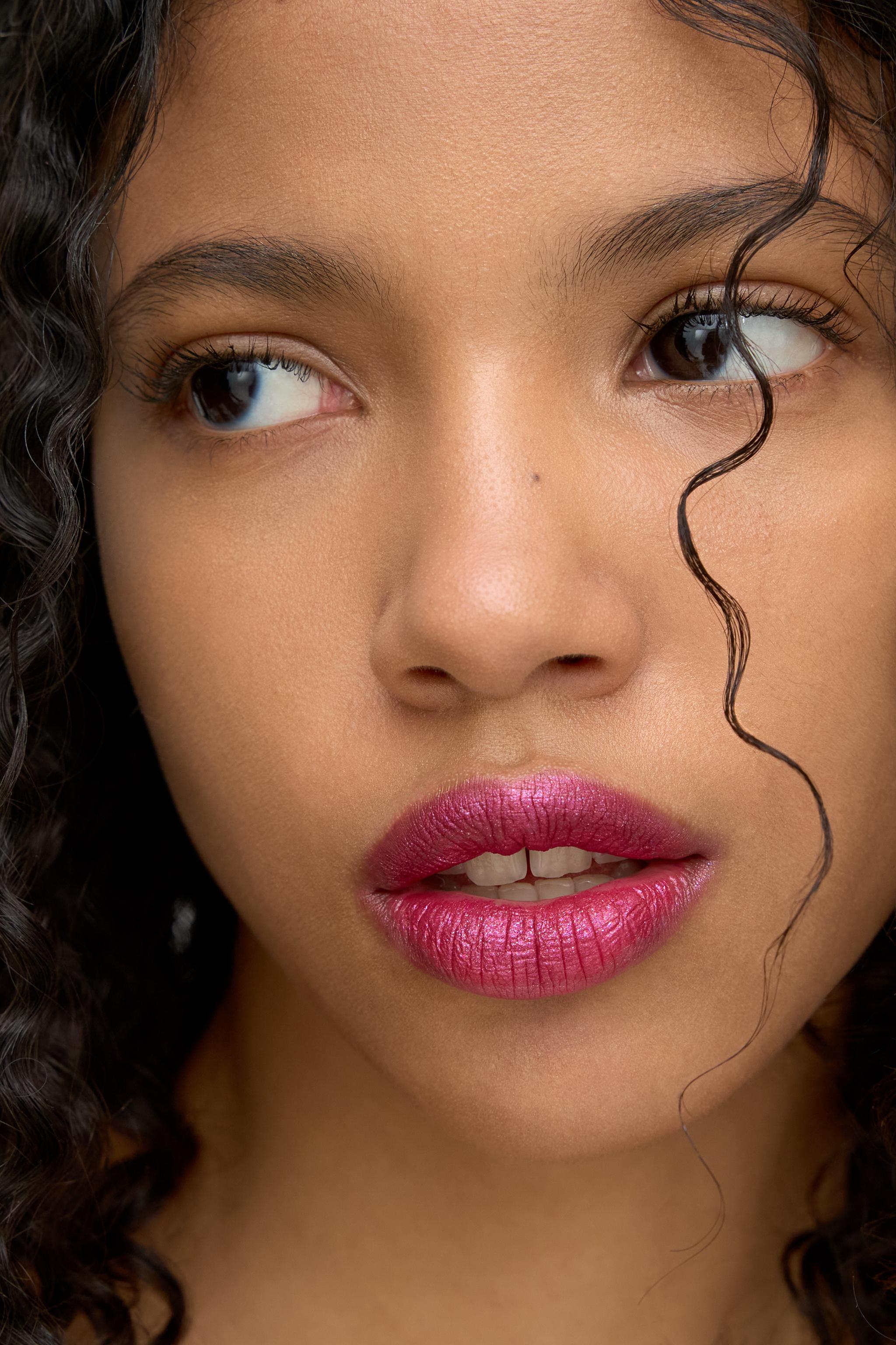 LIQUID LIPSTICK - SPARKLE PRESS ON LIPS