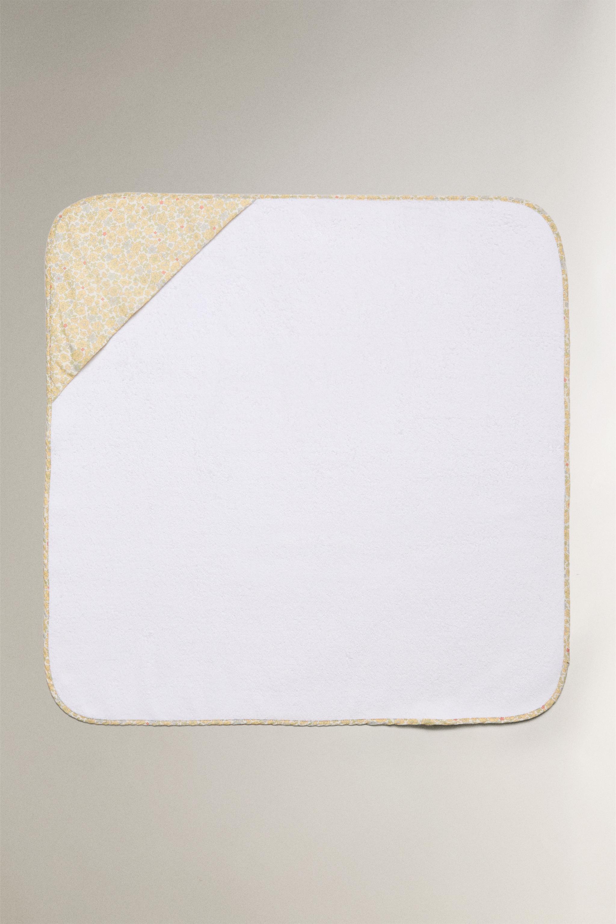 HOODED BABY BATH TOWEL WITH FLORAL PIPING AND HOOD