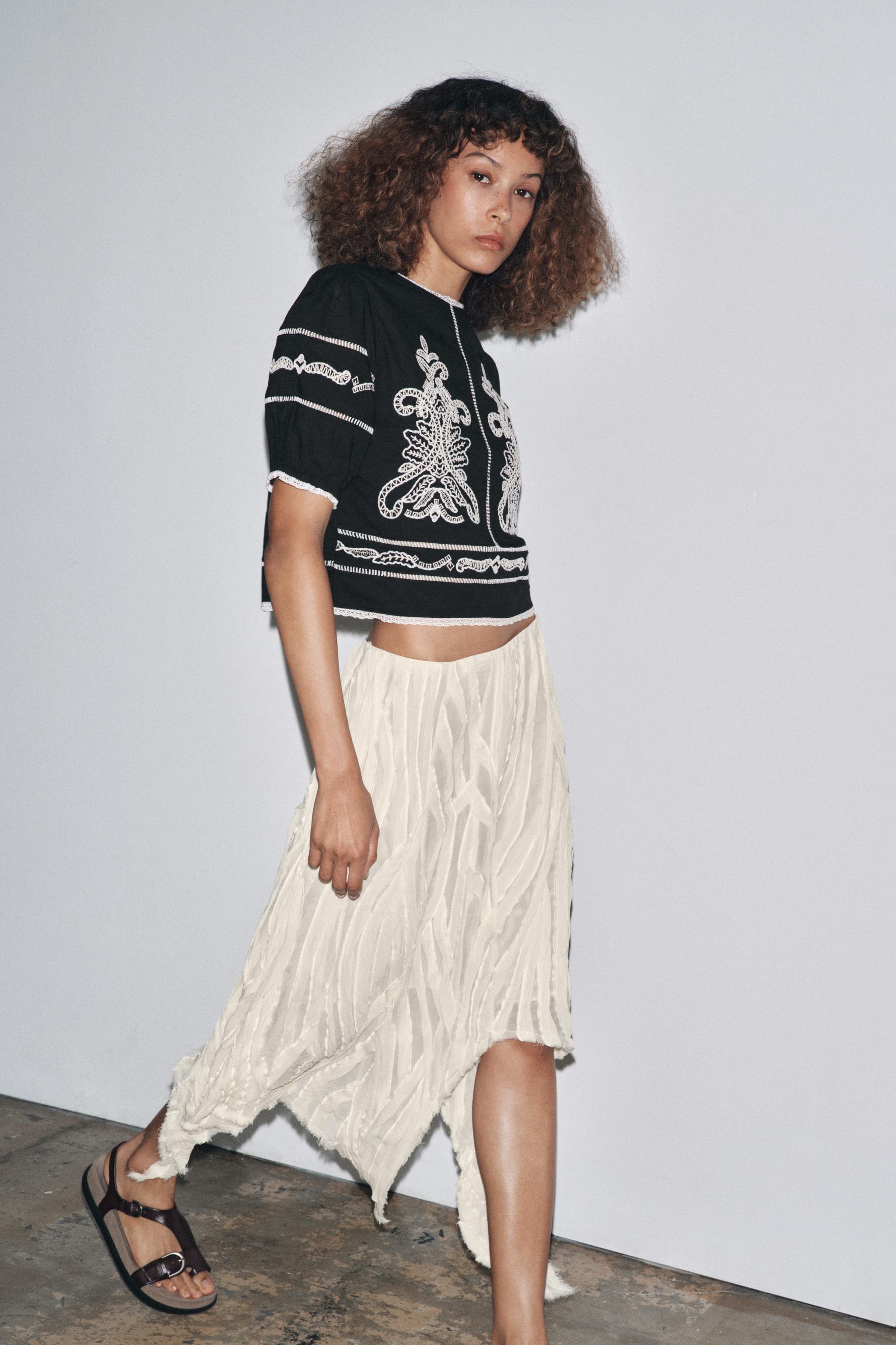 ZW COLLECTION CONTRAST EMBROIDERY BLOUSE