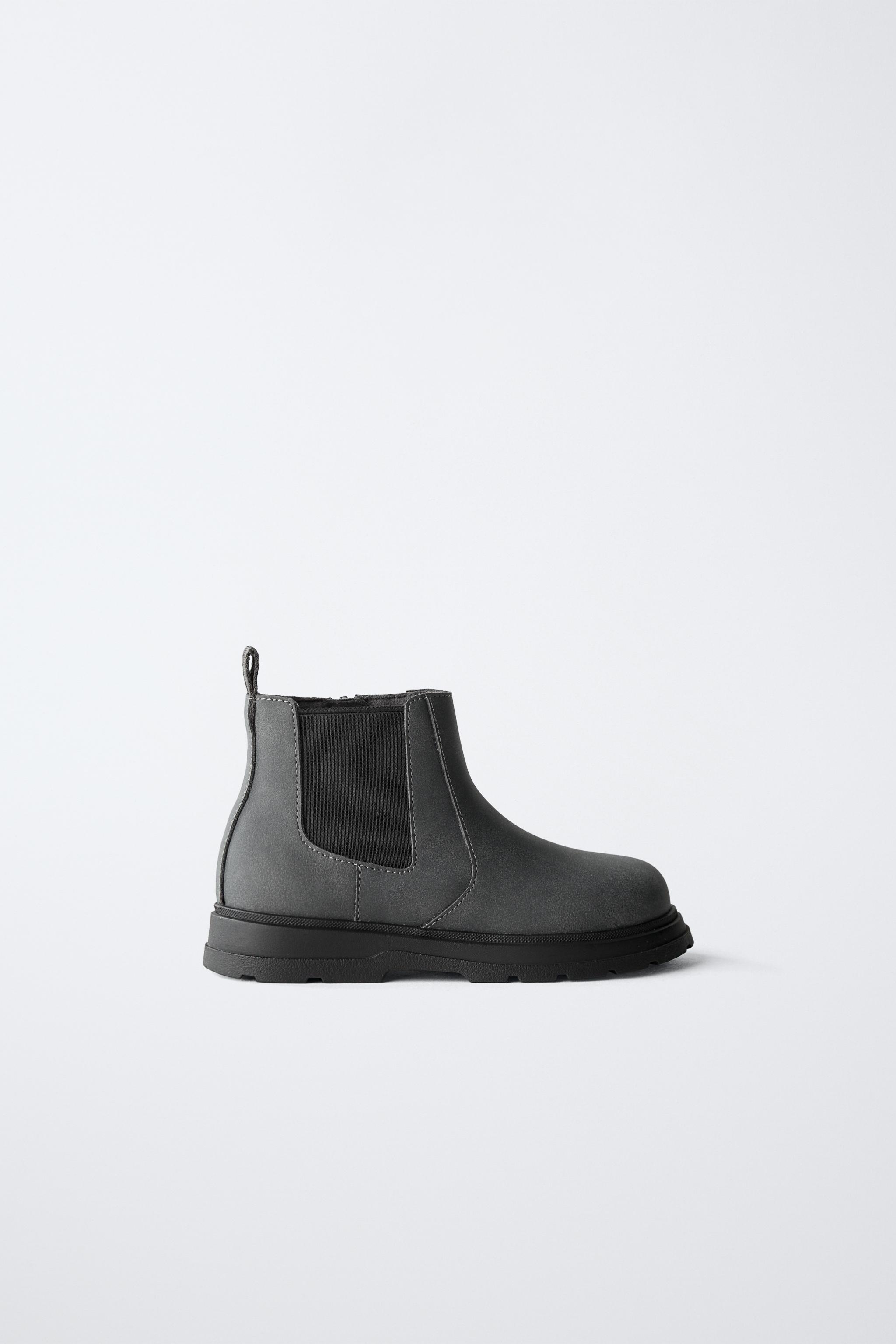 CHELSEA BOOTS