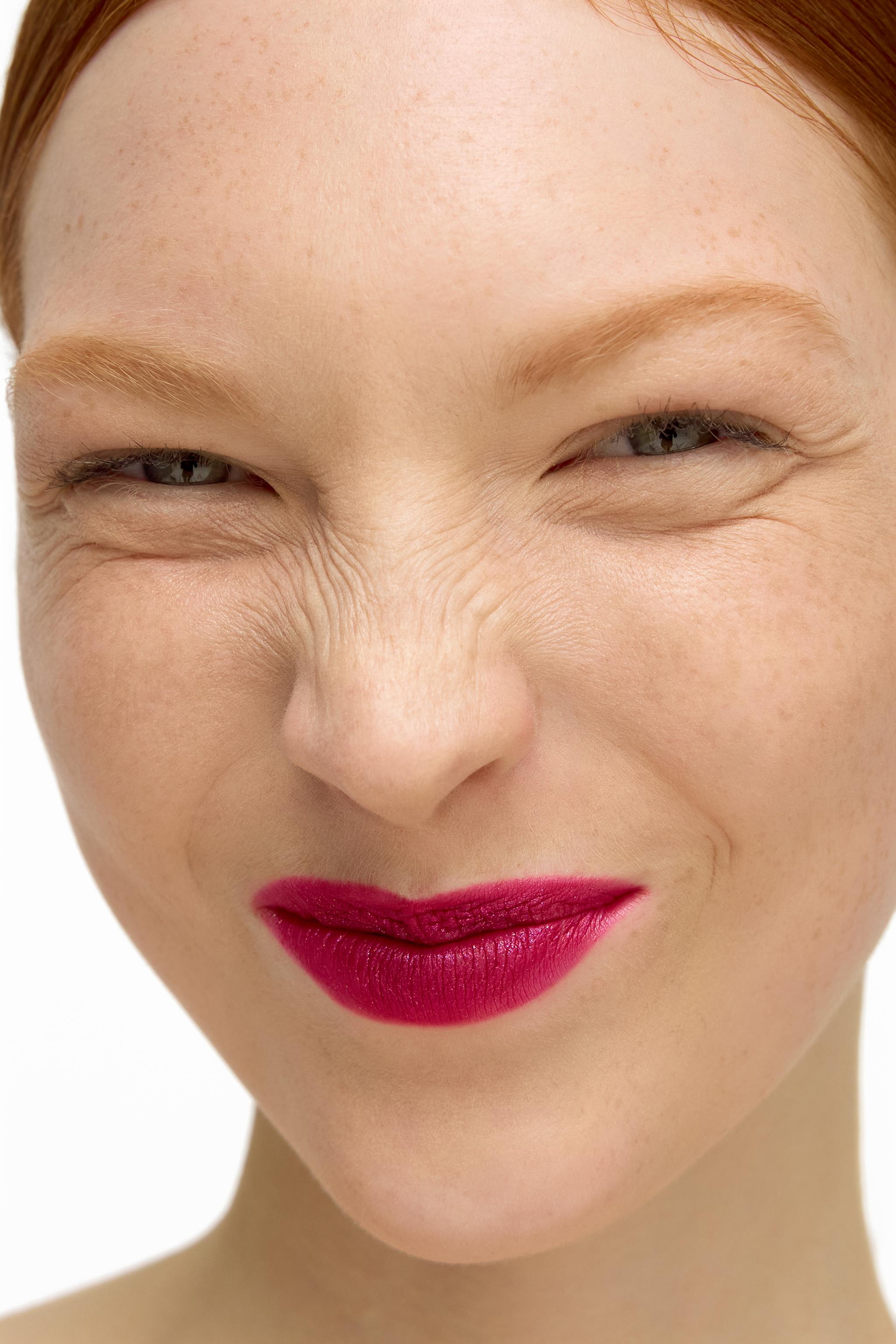 LIQUID LIPSTICK - SPARKLE PRESS ON LIPS