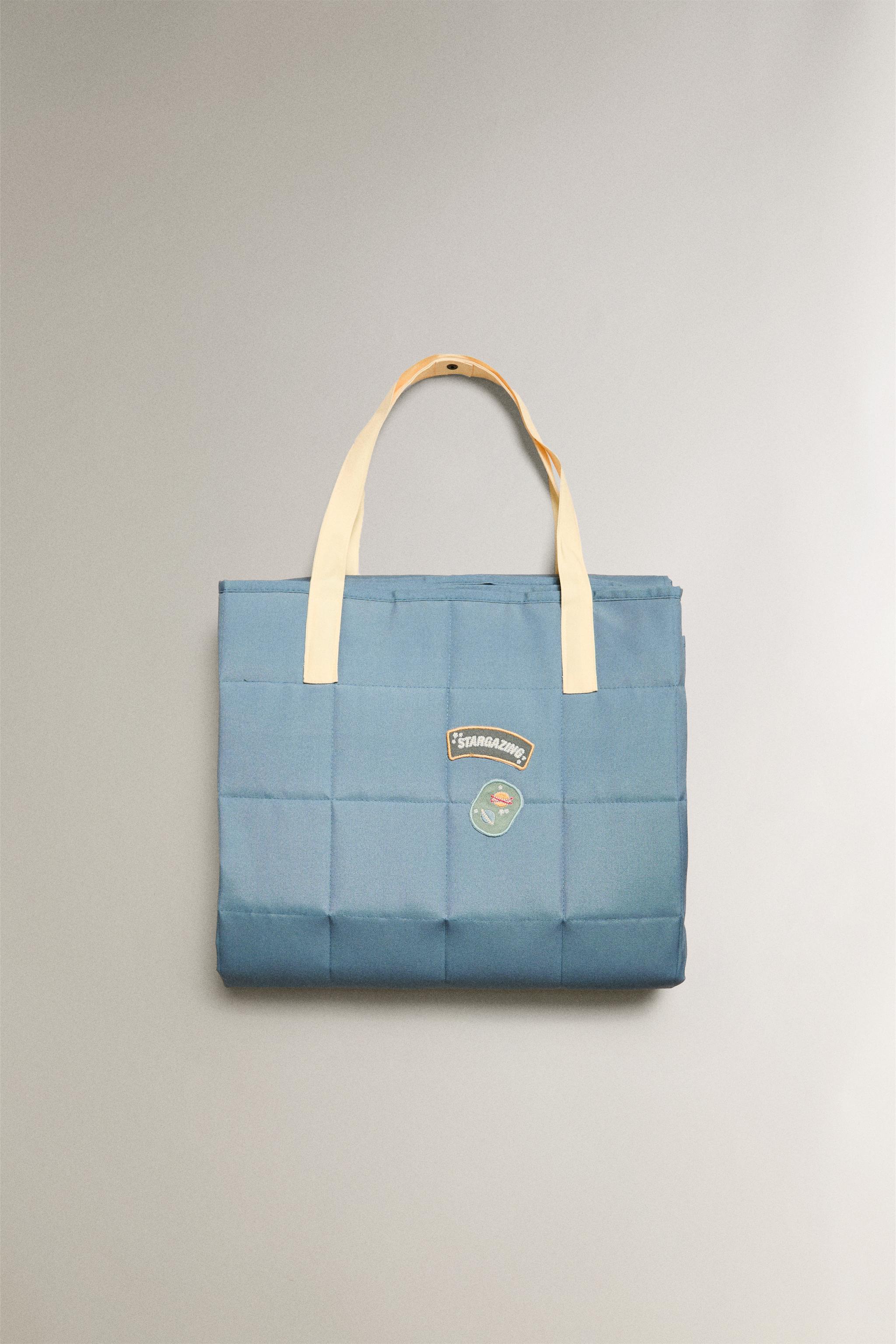 WATER-RESISTANT FLOOR BLANKET WITH CONSTELLATIONS