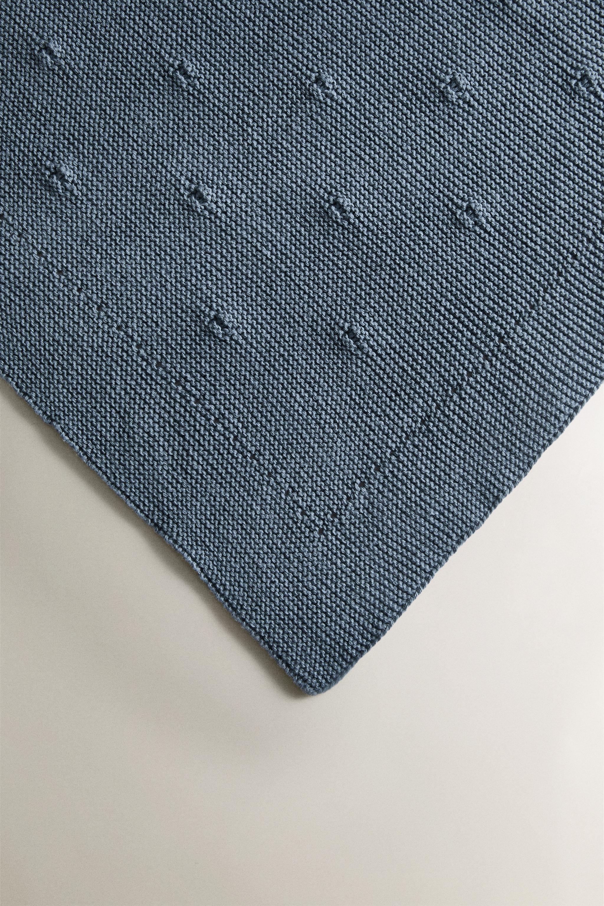 CHILDREN’S KNIT BLANKET