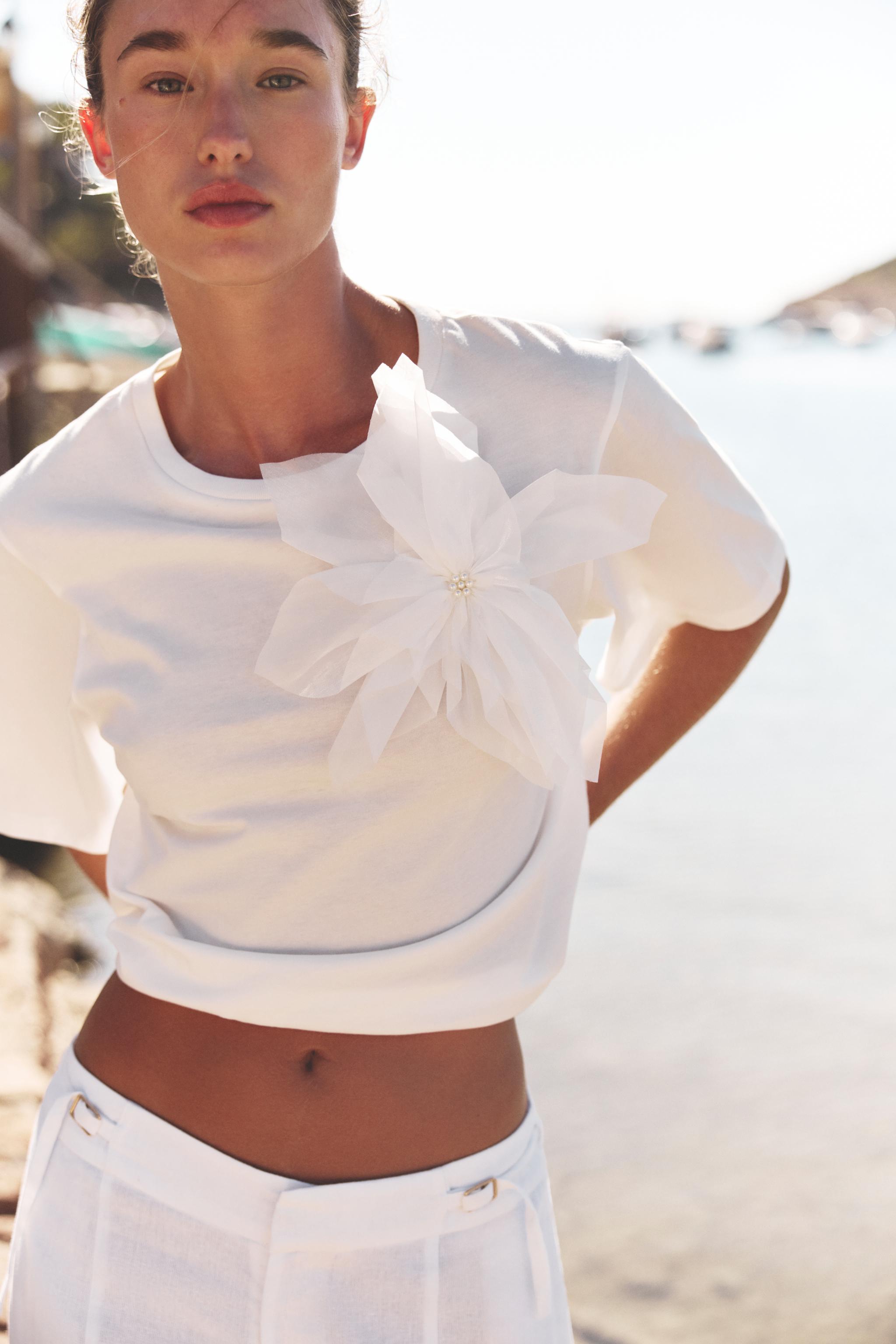 VOLUMINOUS FLOWER T-SHIRT