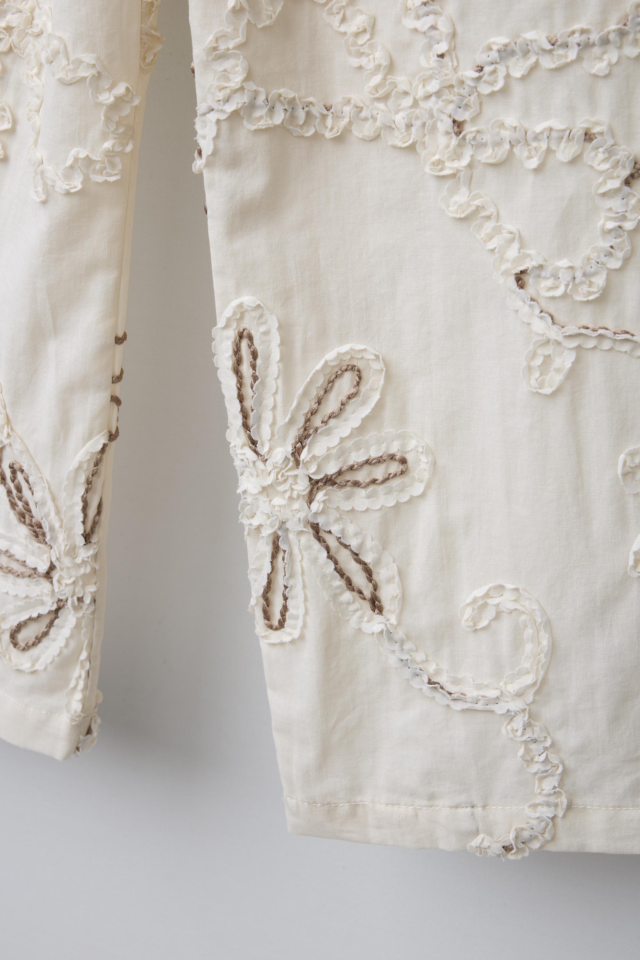 STRAIGHT LEG PANTS WITH EMBROIDERED FLOWERS