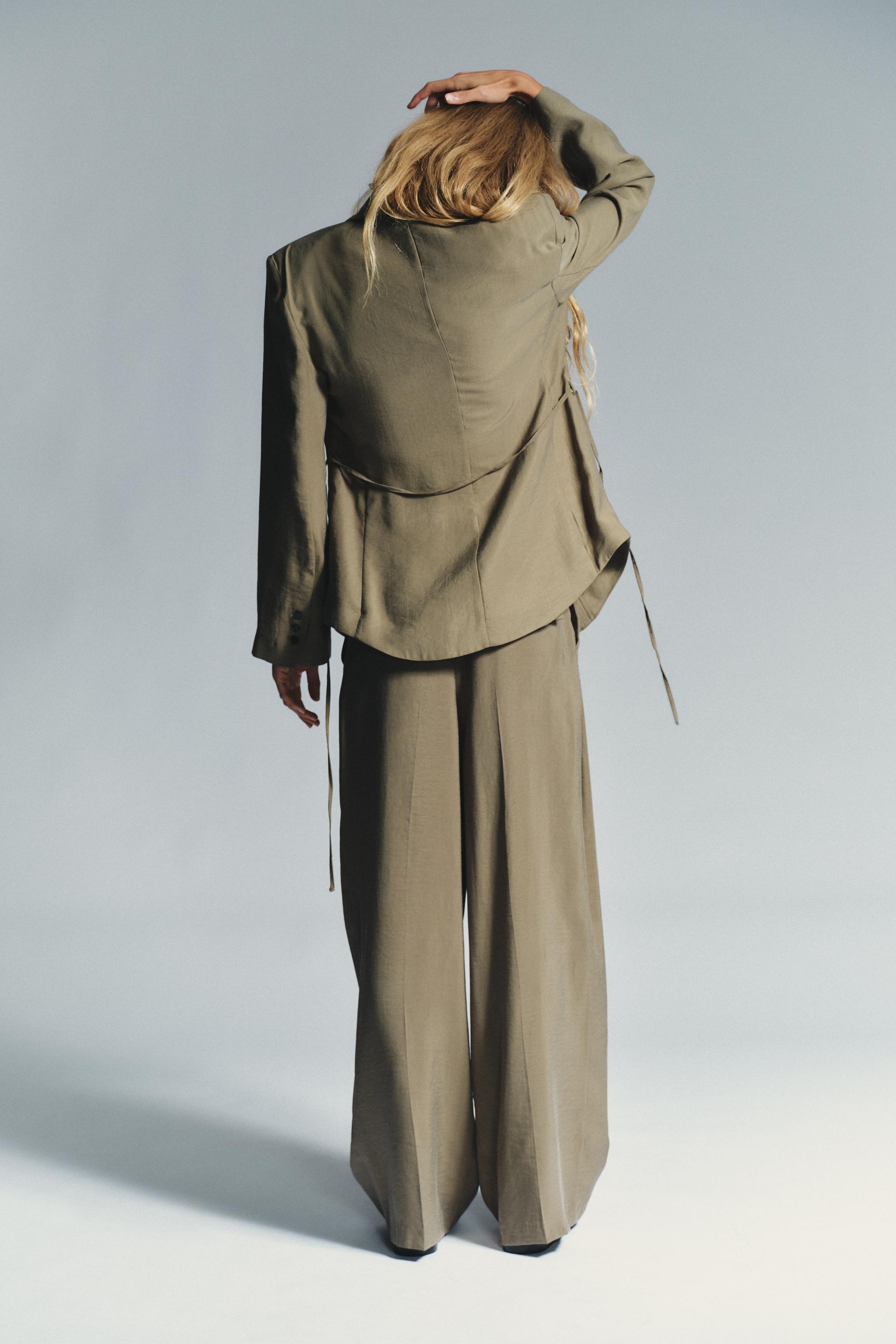 BLAZER WITH SHOULDER PADS AND THIN BELT