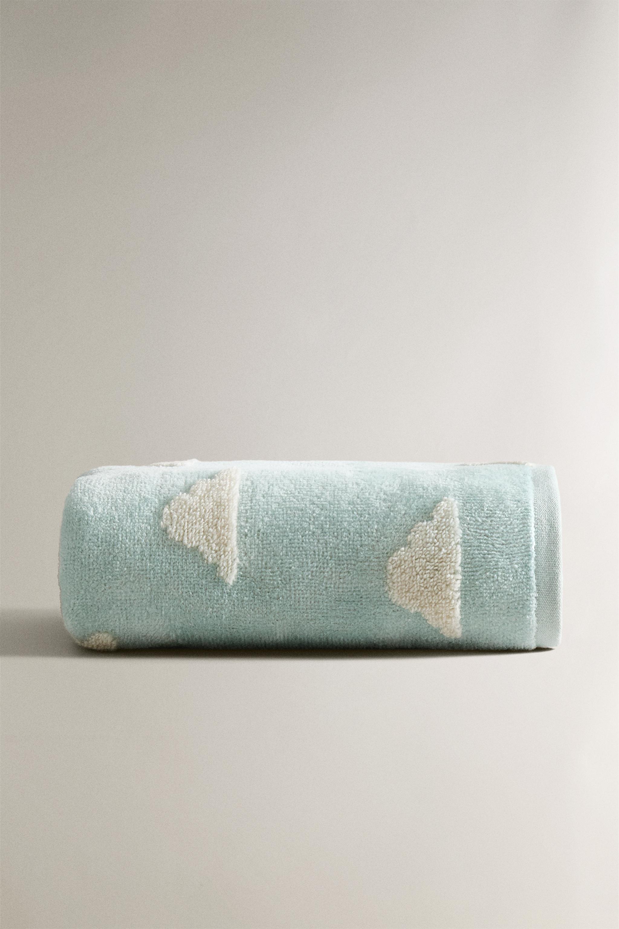 CHILDREN'S BATH TOWEL WITH CLOUDS
