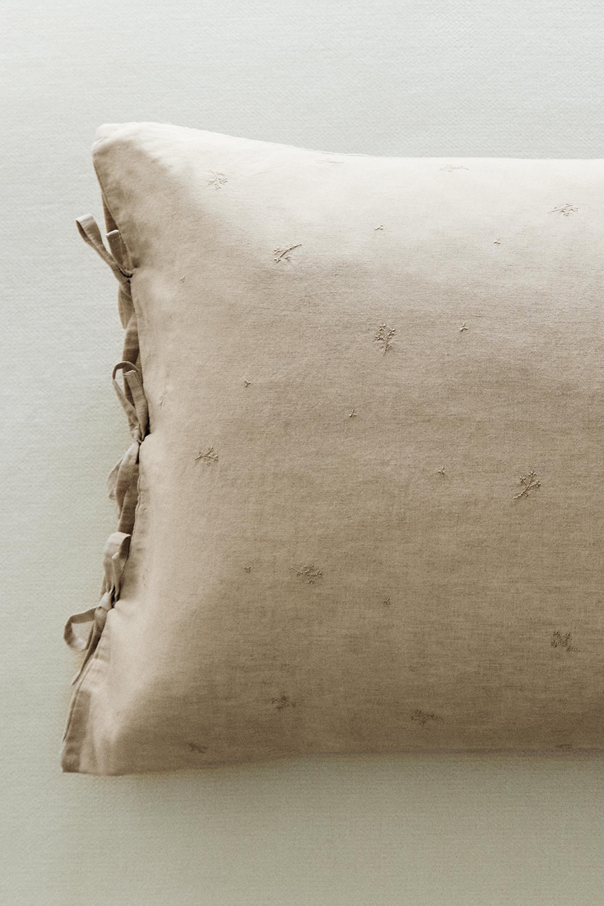 CHILDREN'S LINEN PILLOWCASE WITH FLORAL EMBROIDERY