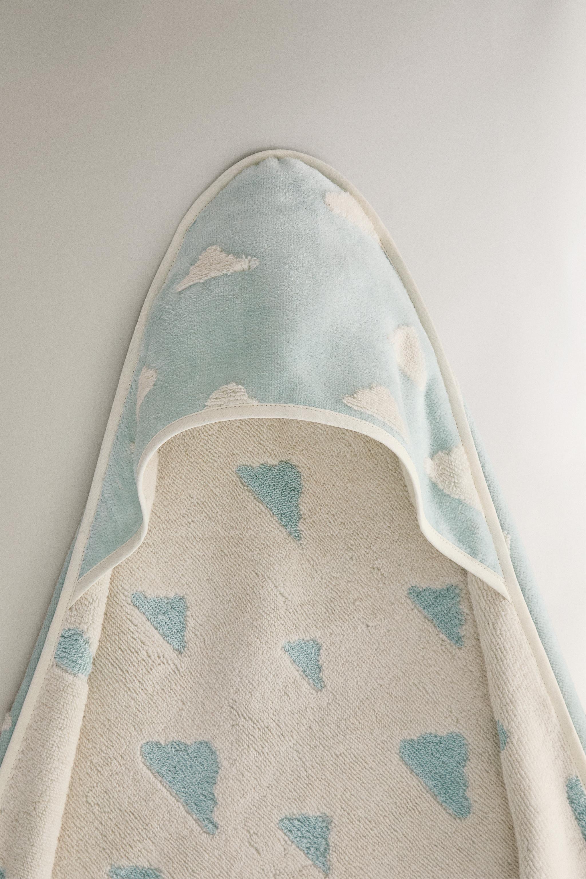 HOODED CLOUD PRINT BATH TOWEL