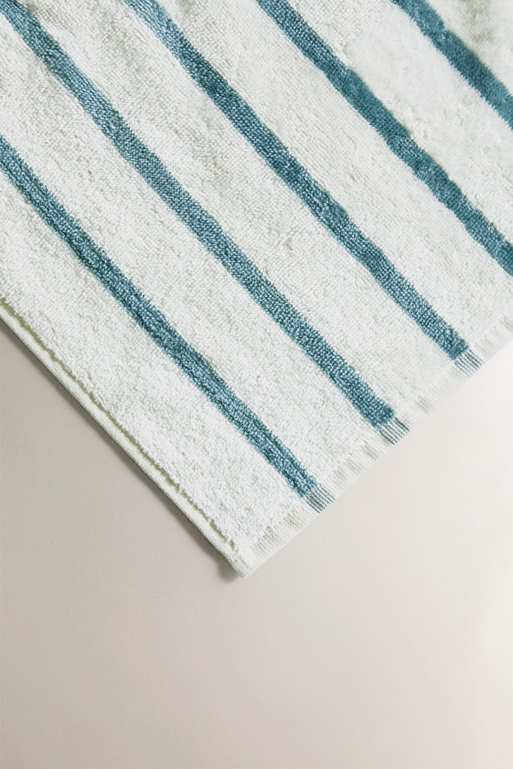 CHILDREN'S STRIPED BATH TOWEL WITH RACING DOG