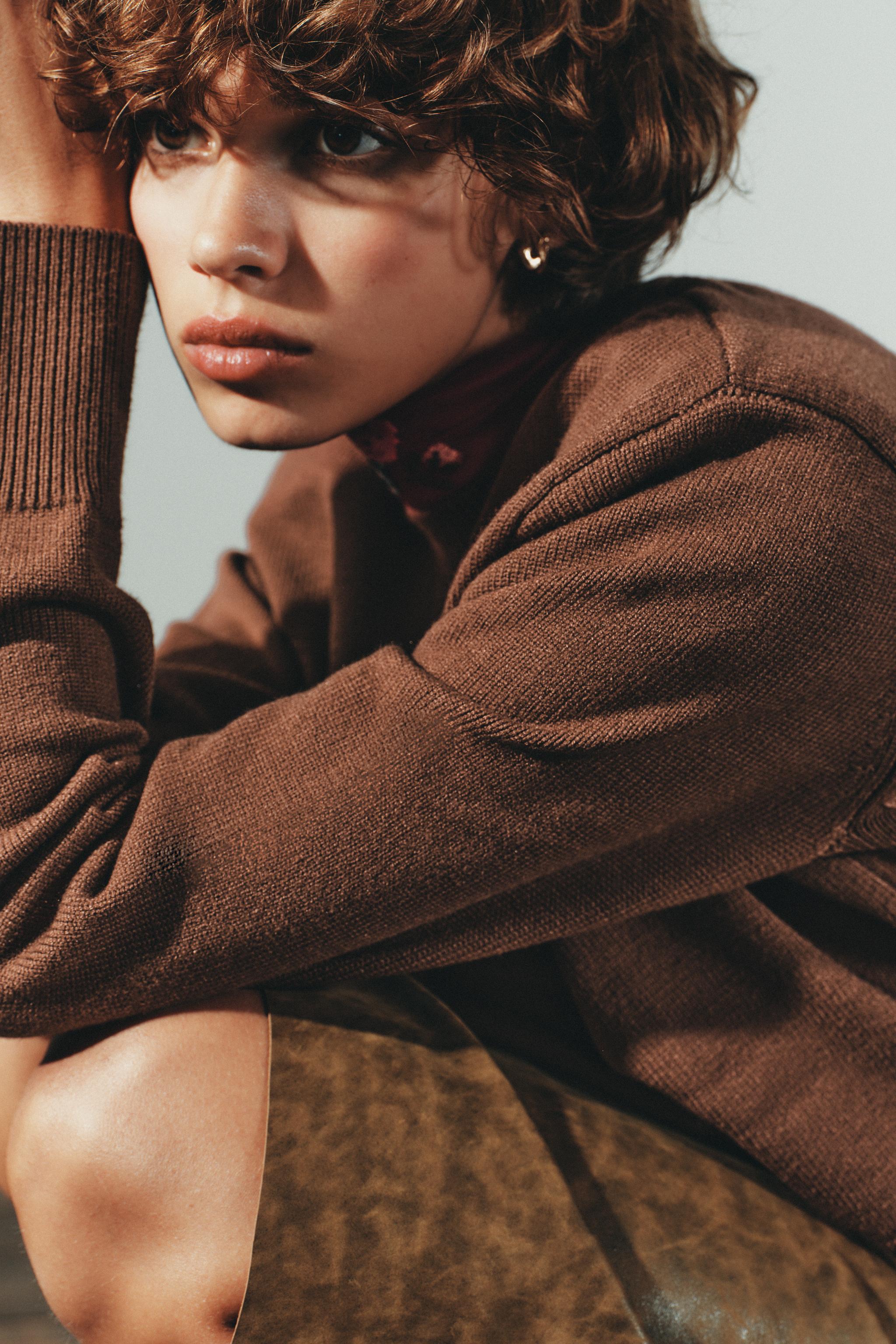 SHOULDER PAD CROPPED KNIT SWEATER