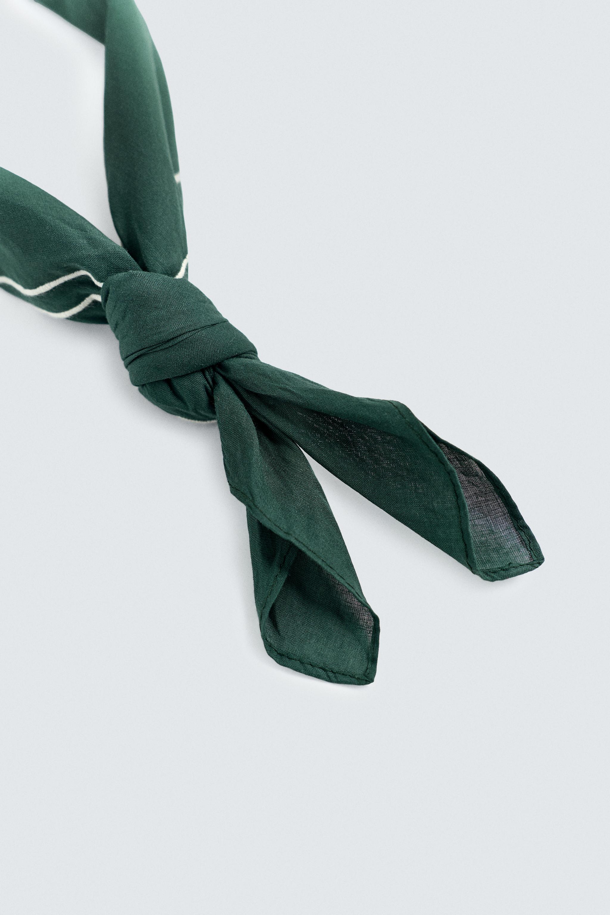 CONTRAST EMBROIDERY BANDANA