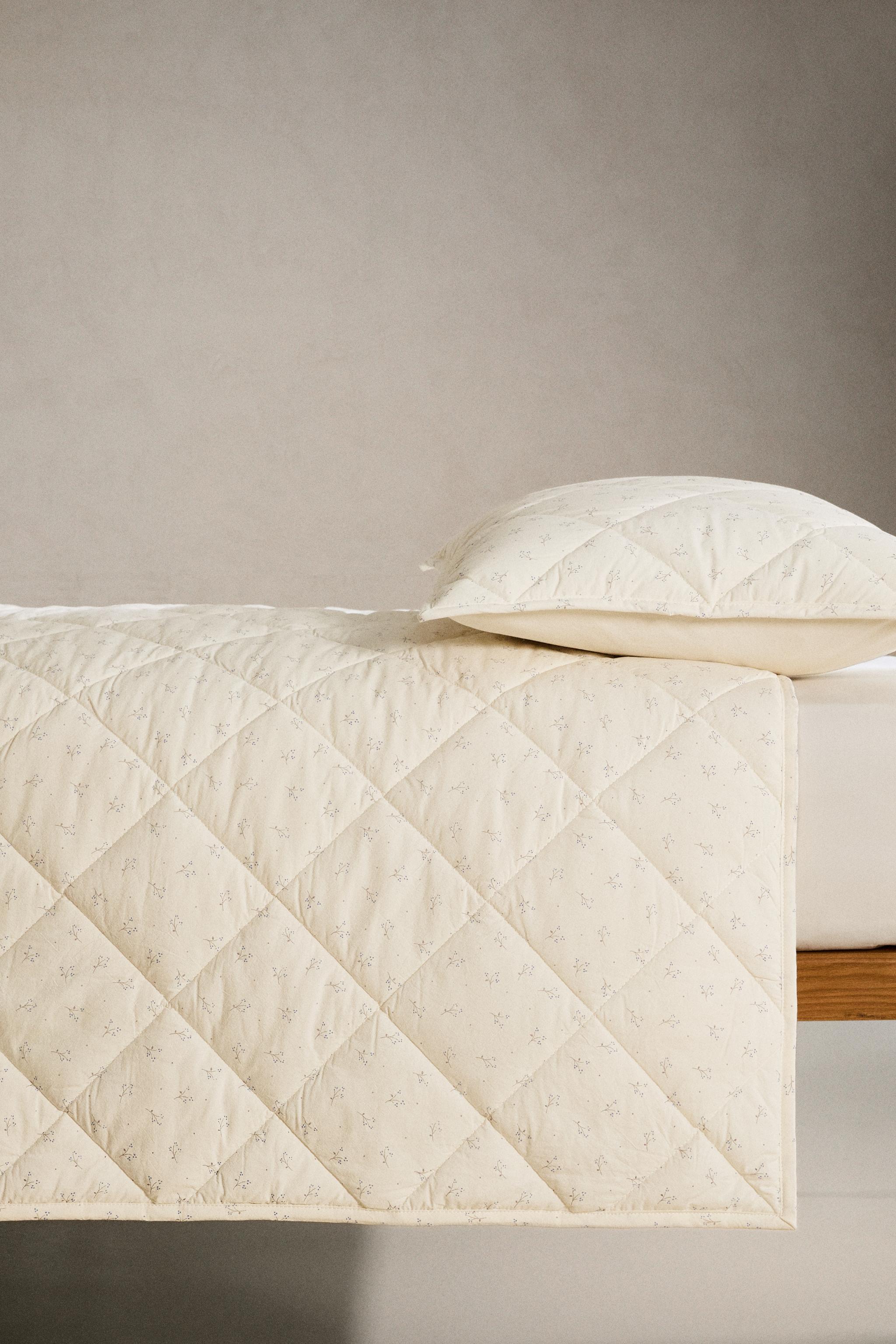 CHILDREN'S FLORAL PRINT QUILT