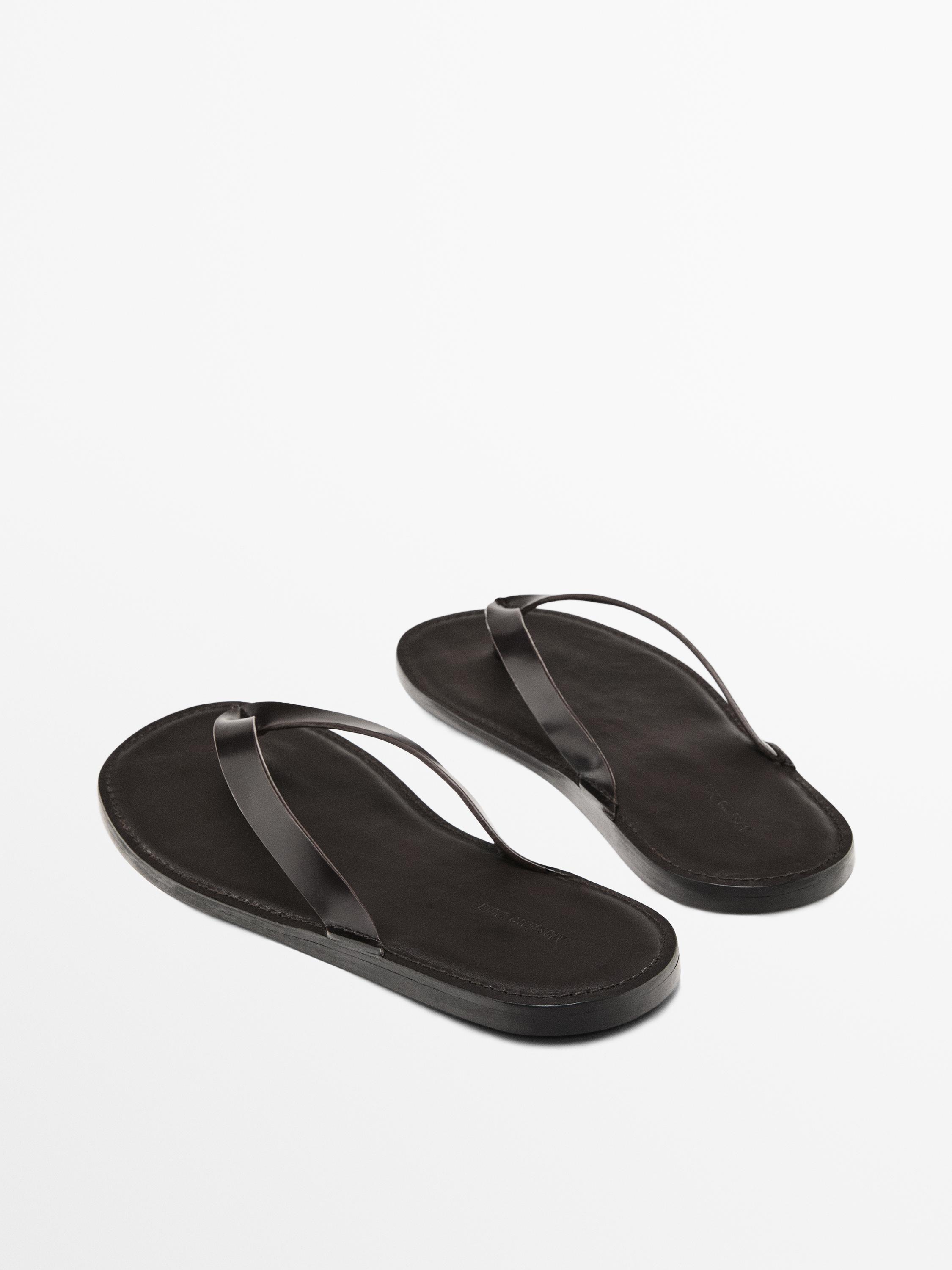 Leather sandals with toe divider