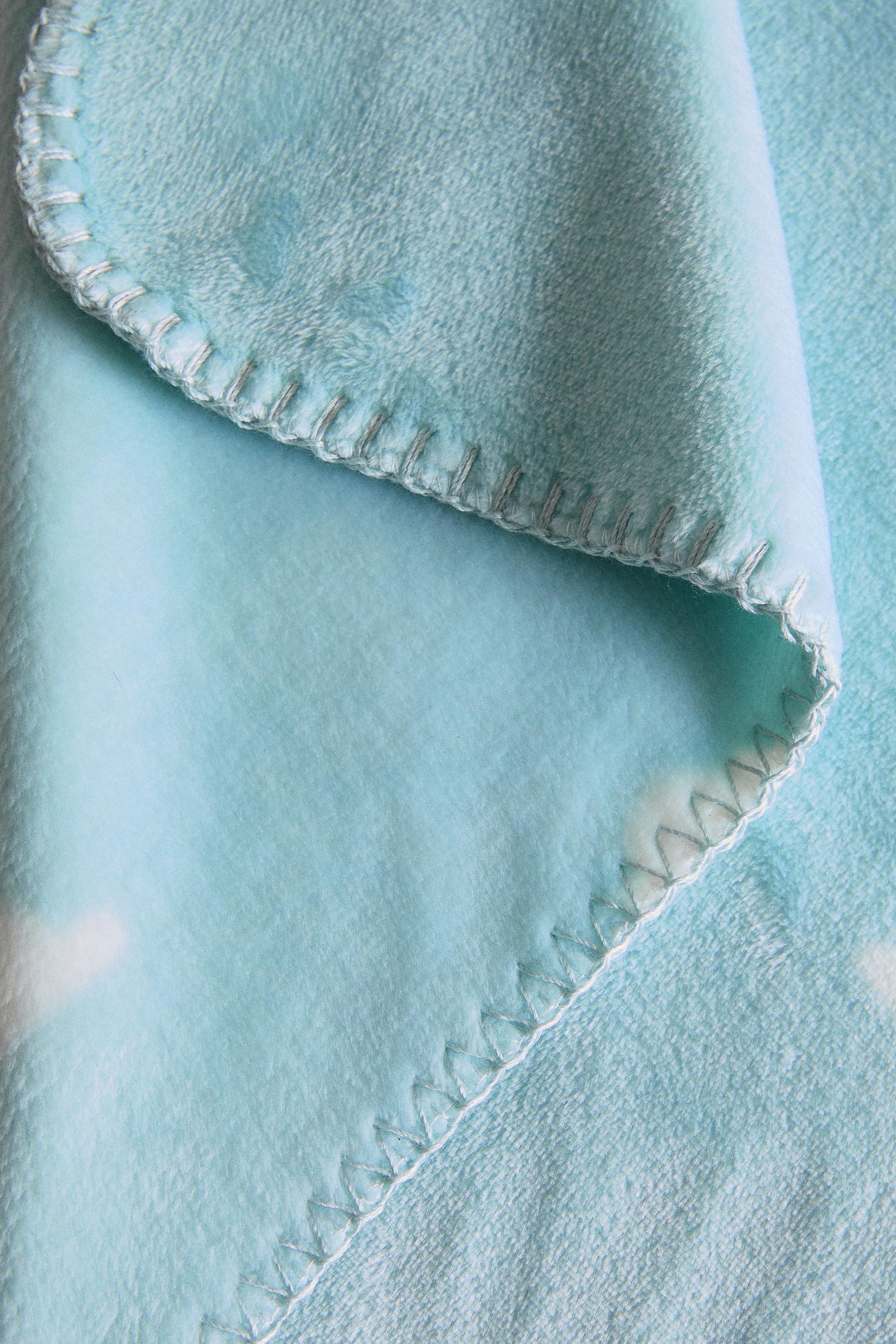 CHILDREN'S FLEECE CLOUDS BLANKET