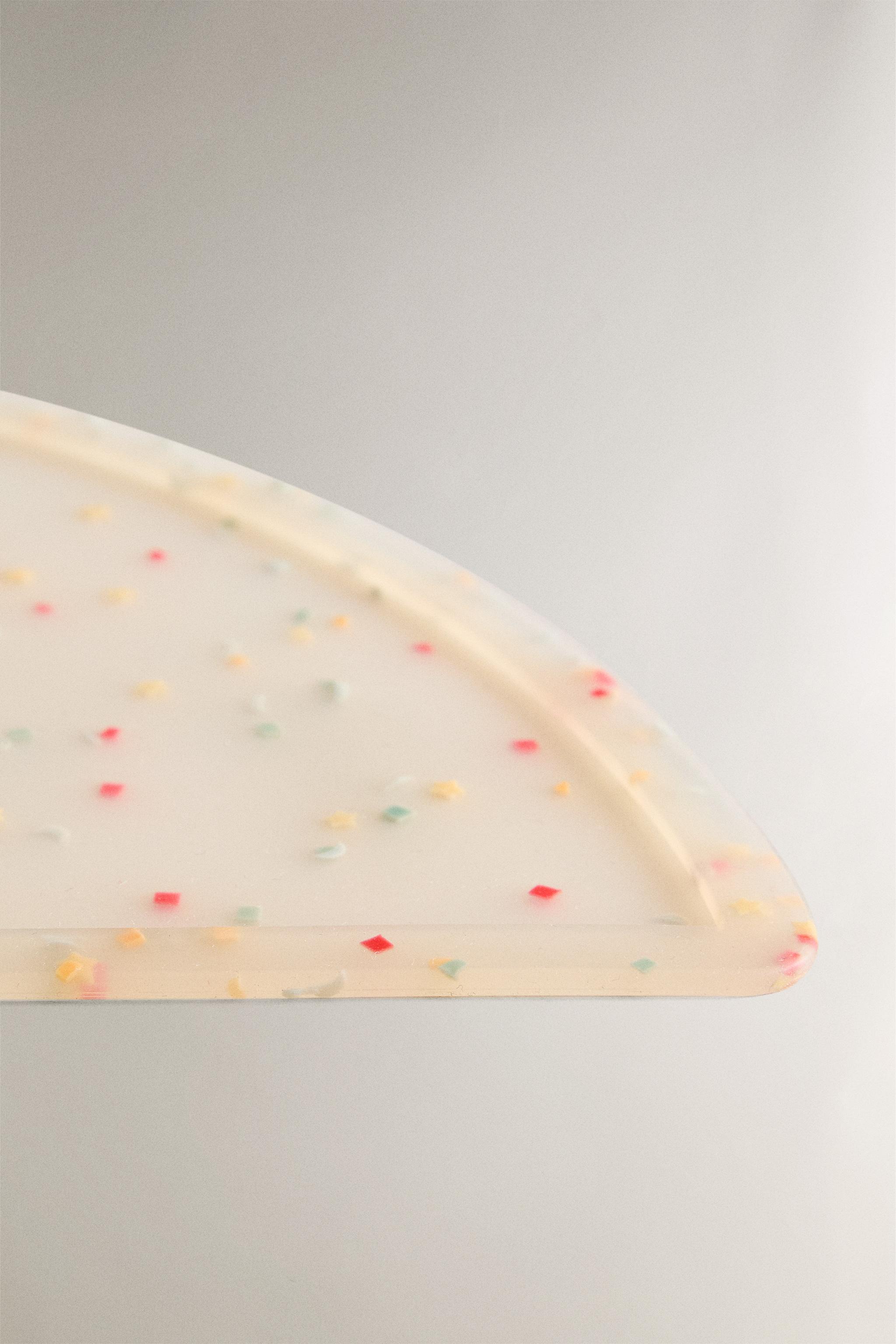 CHILDREN'S SILICONE PLACEMAT WITH CONFETTI DESIGN.