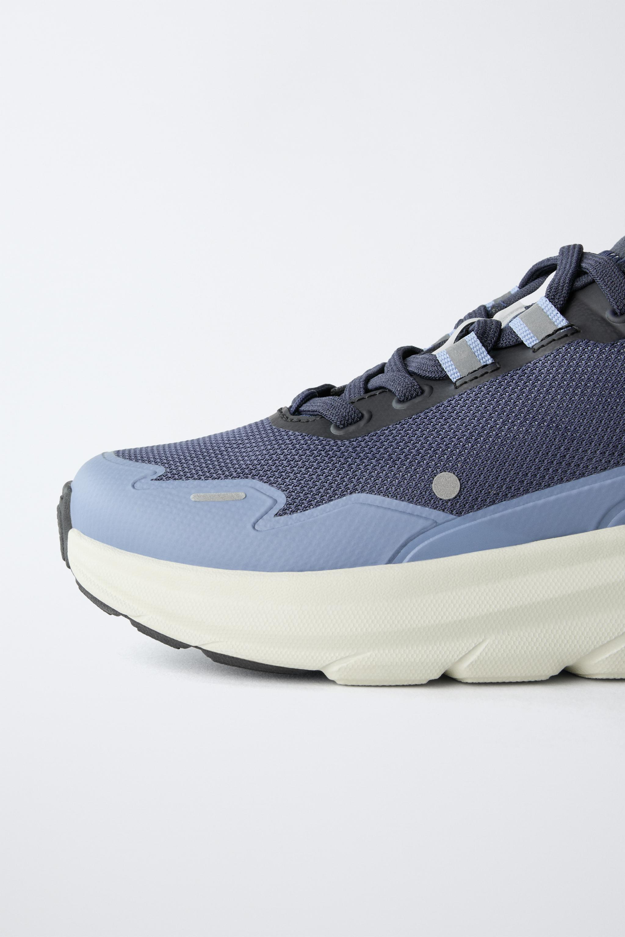 SNEAKERS WITH DETAILED SOLE