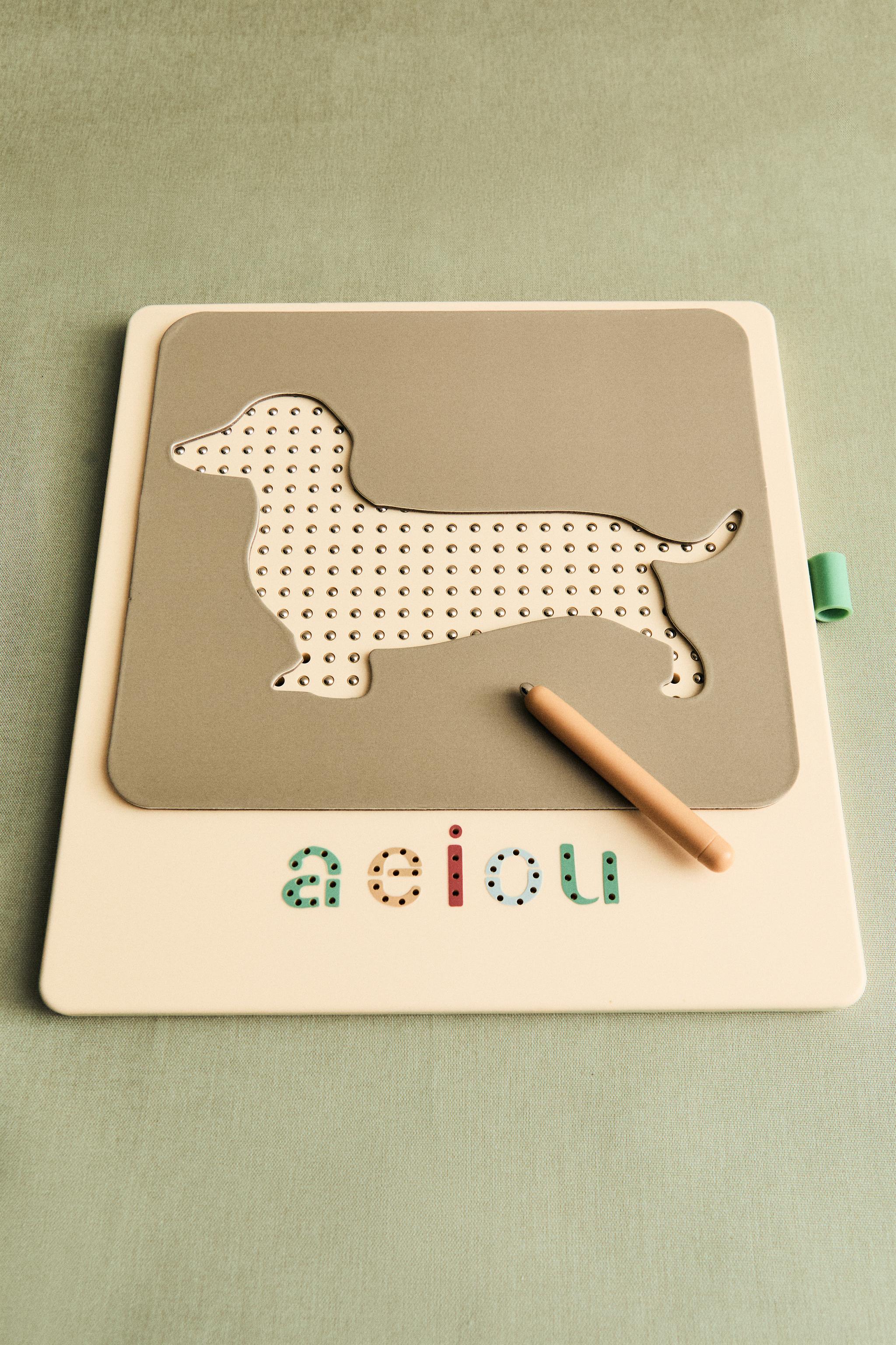 CHILDREN'S TOY MAGNETIC BOARD