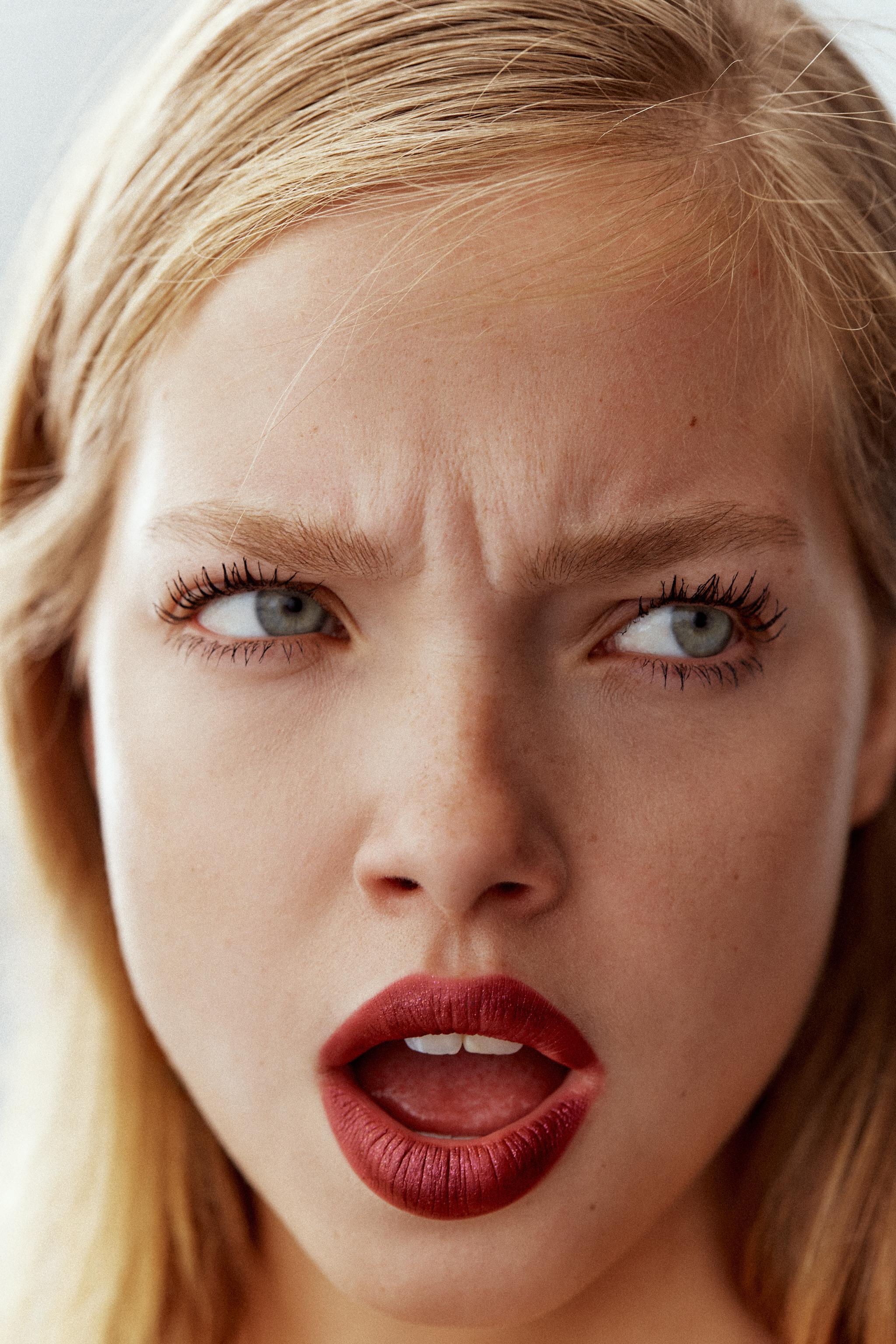 LIQUID LIPSTICK - SPARKLE PRESS ON LIPS