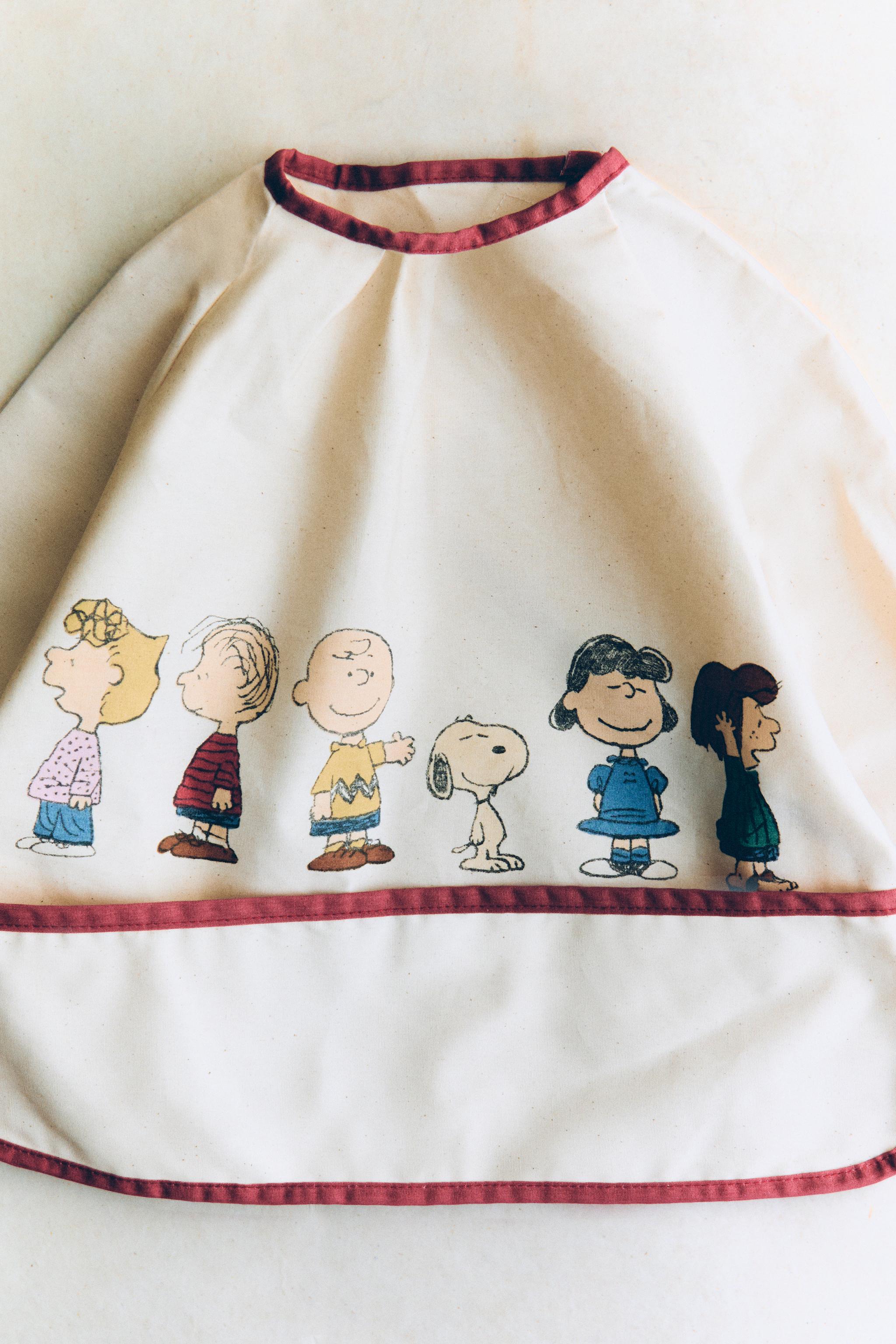 CHILDREN'S PEANUTS™ BIB WITH SLEEVES