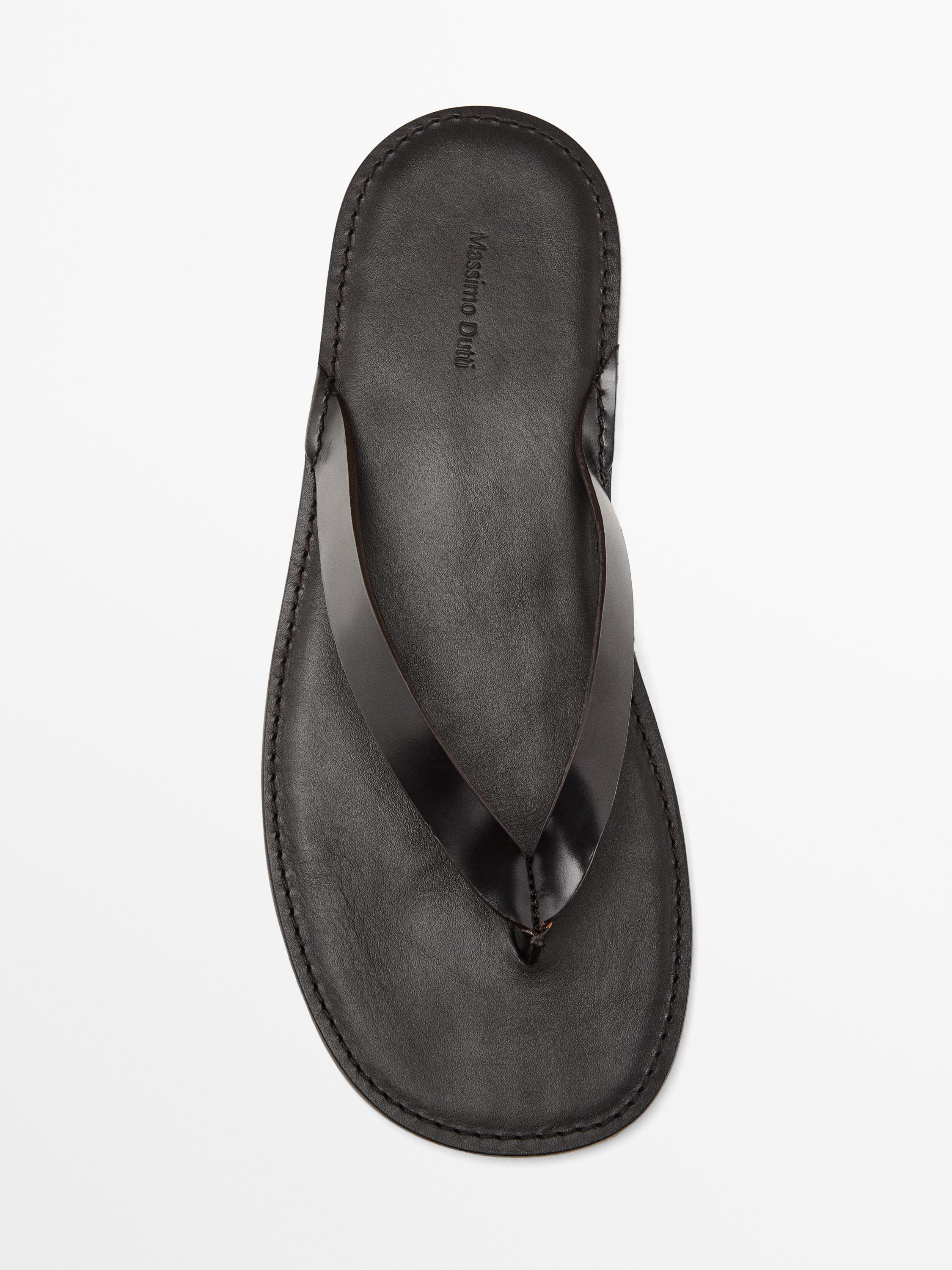 Leather sandals with toe divider