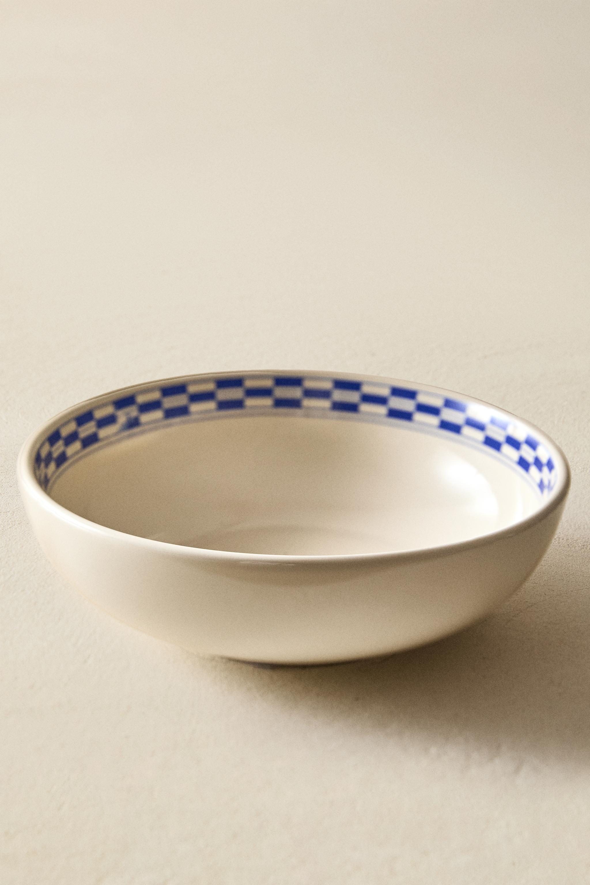 CERAMIC BOWL WITH A CHECKED DESIGN ON THE RIM