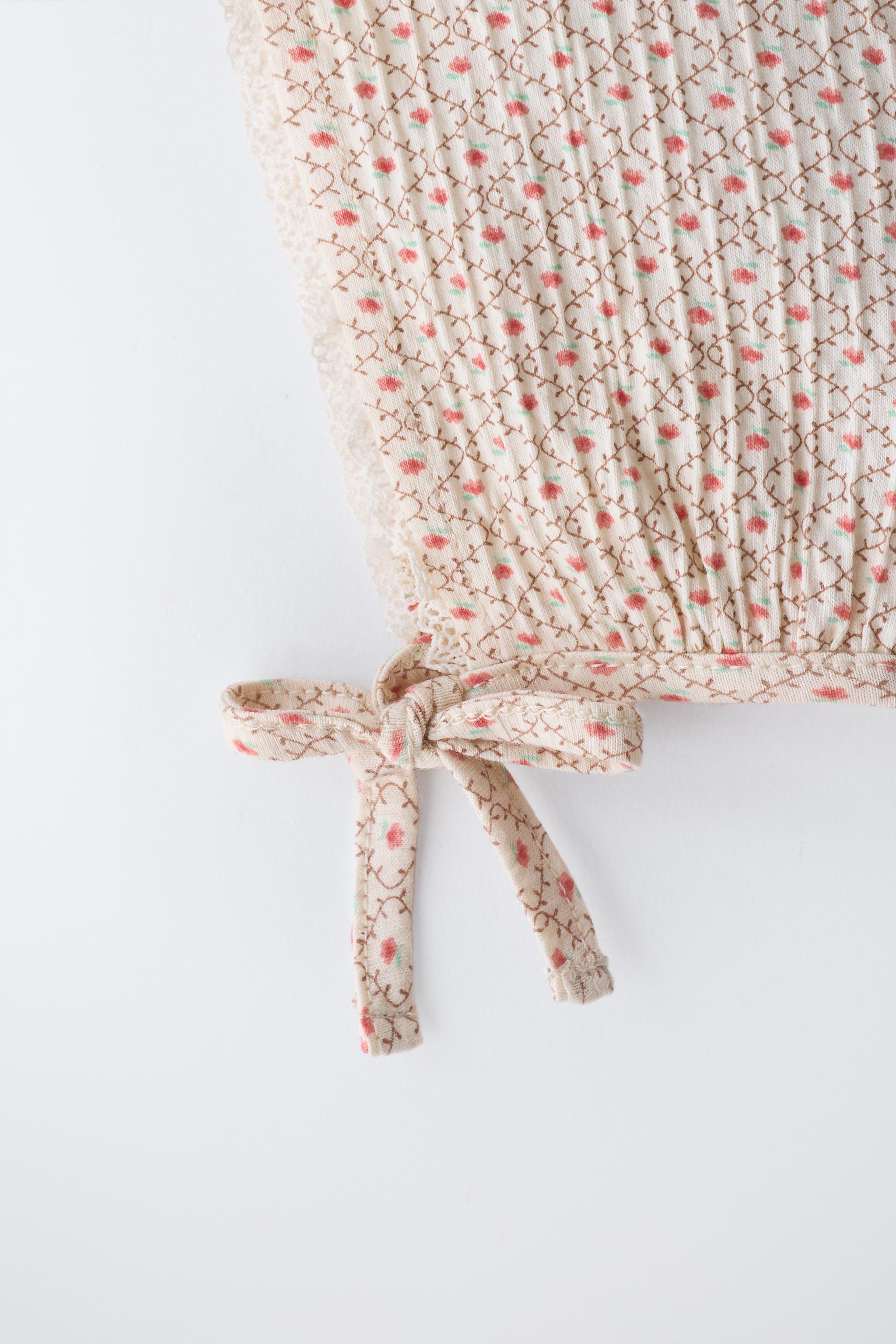 COTTON GAUZE BONNET WITH FLORAL AND LACE DETAIL