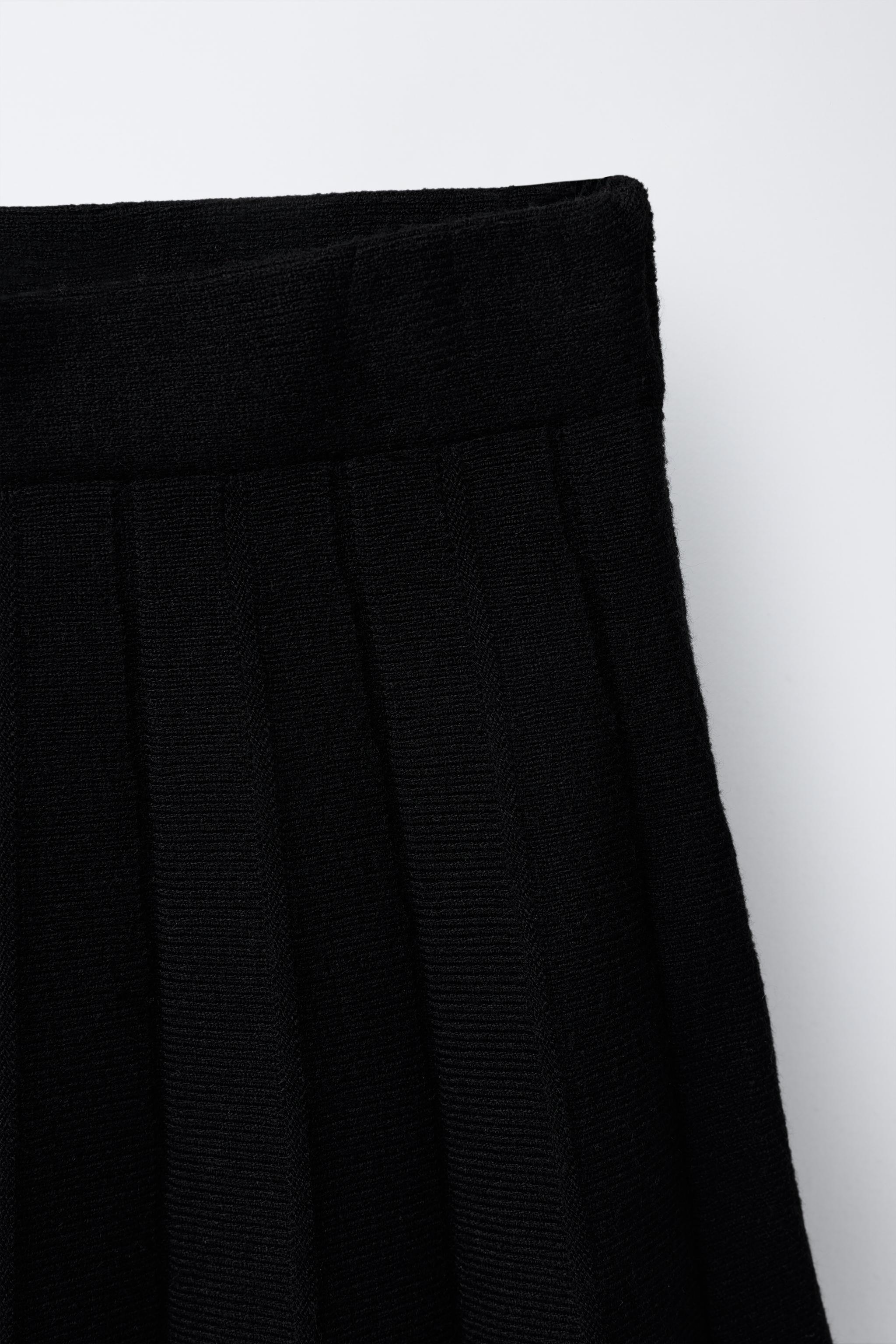 PLEATED KNIT SKIRT