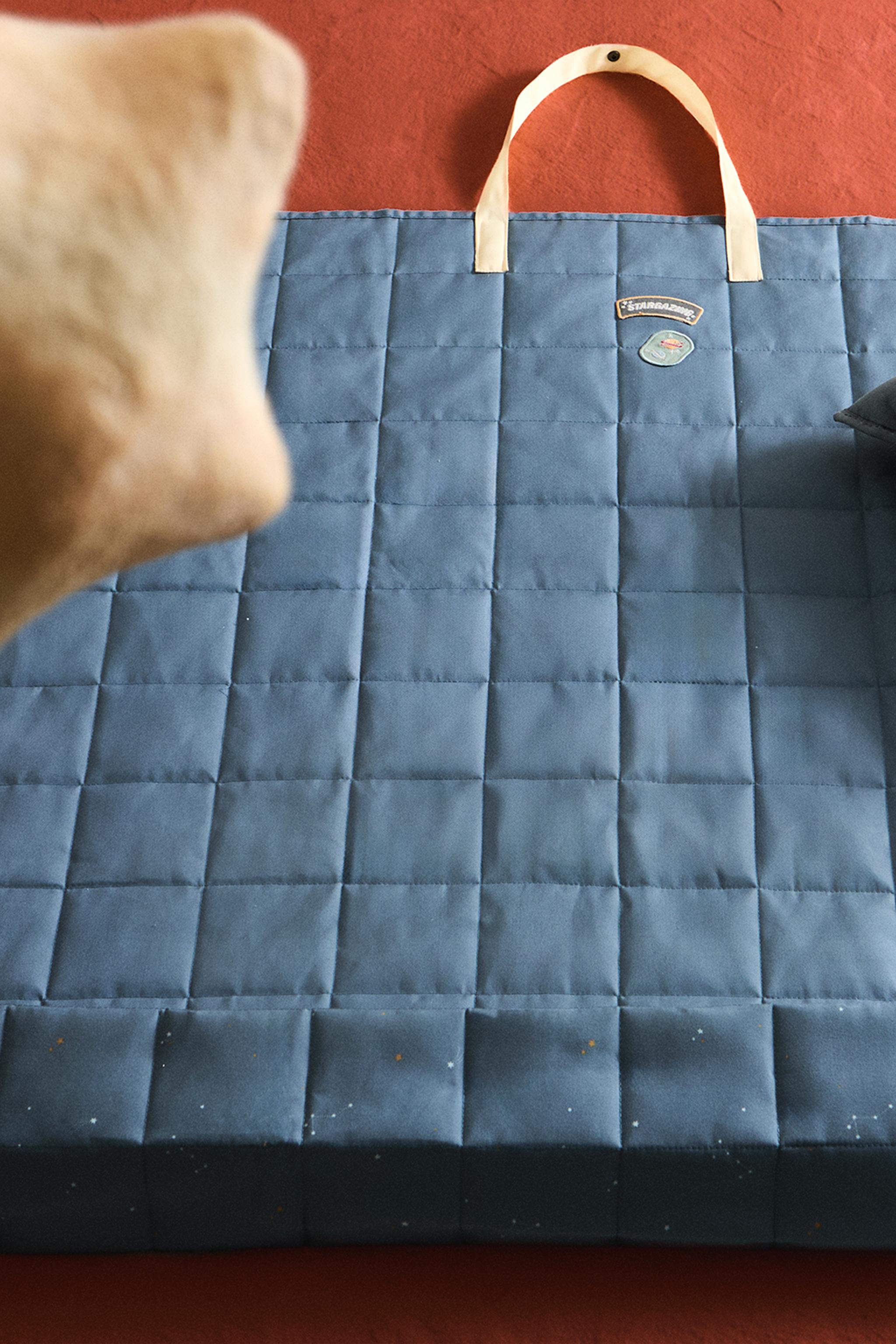 WATER-RESISTANT FLOOR BLANKET WITH CONSTELLATIONS