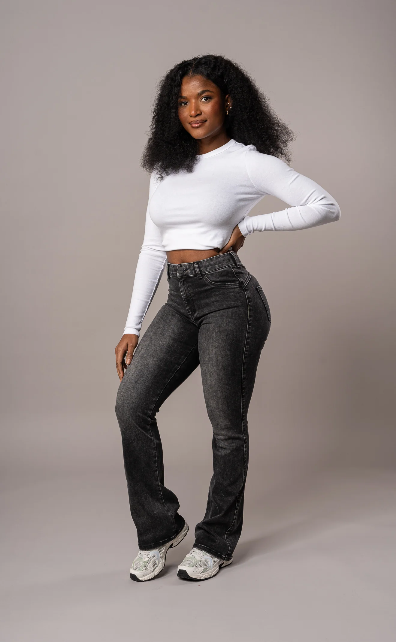 Womens Flared Mid Waisted Fitjeans - Heavy Washed Black