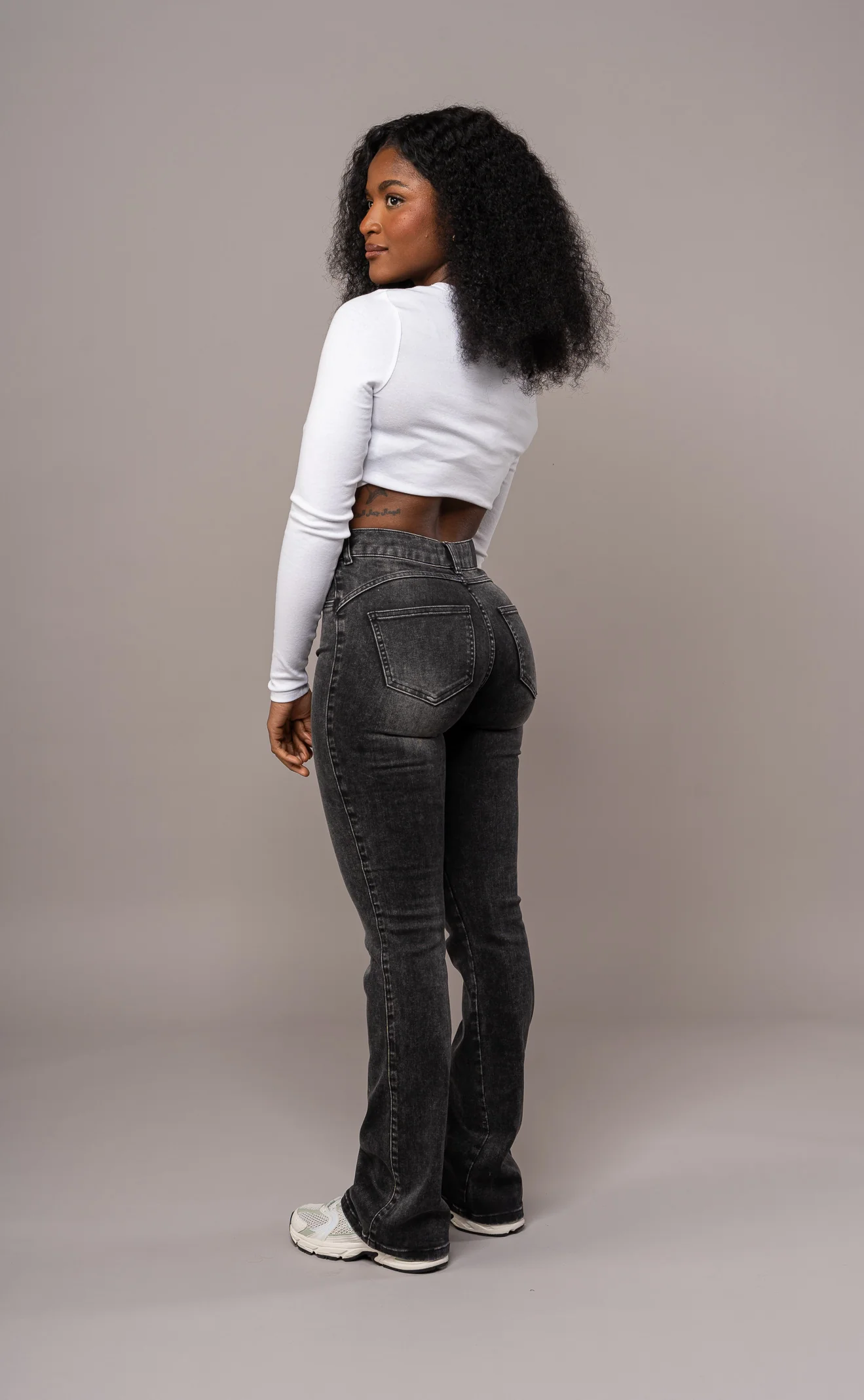 Womens Flared Mid Waisted Fitjeans - Heavy Washed Black