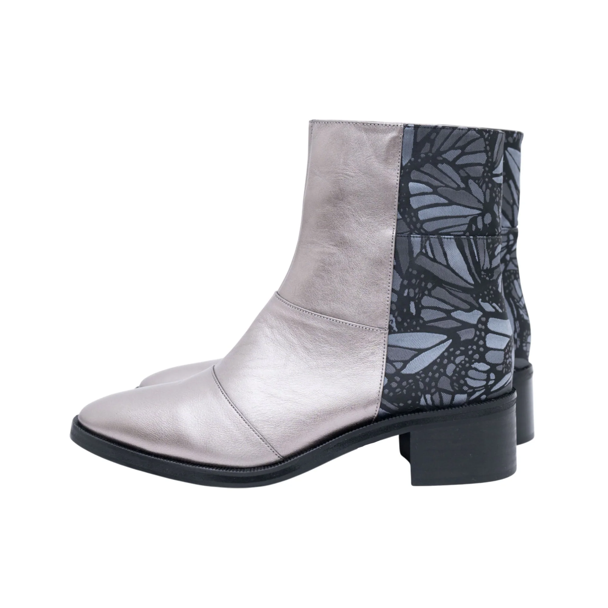 BOTÍN BEEL PIEL METÁL MARIPOSA VITRAL GRIS