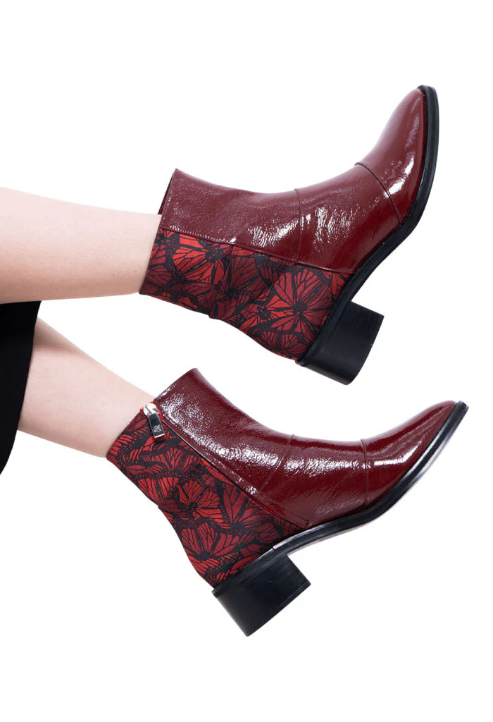 BOTÍN BEEL PIEL CHAROL MARIPOSA VITRAL ROJO