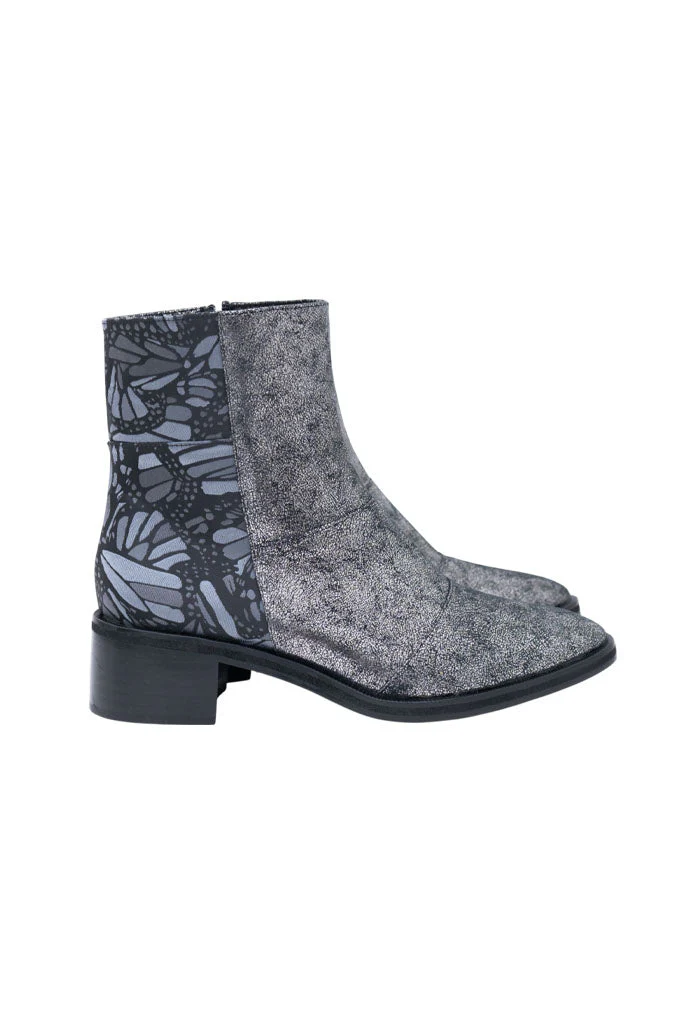 BOTÍN BEEL PIEL METÁL BRILLANTE  MARIPOSA VITRAL GRIS