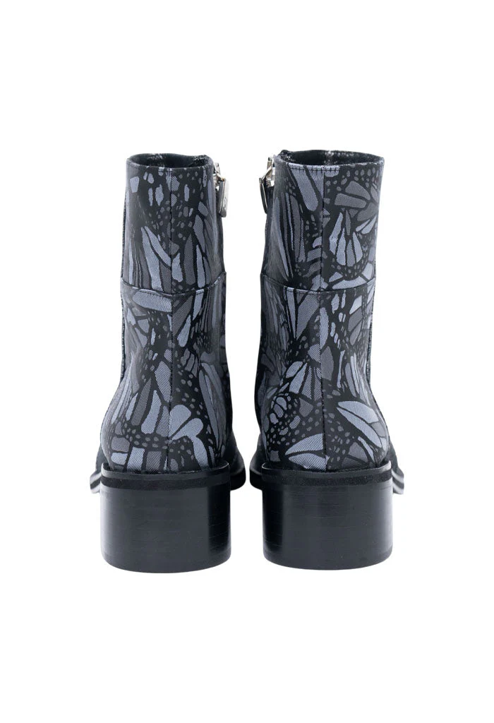 BOTÍN BEEL PIEL METÁL MARIPOSA VITRAL GRIS