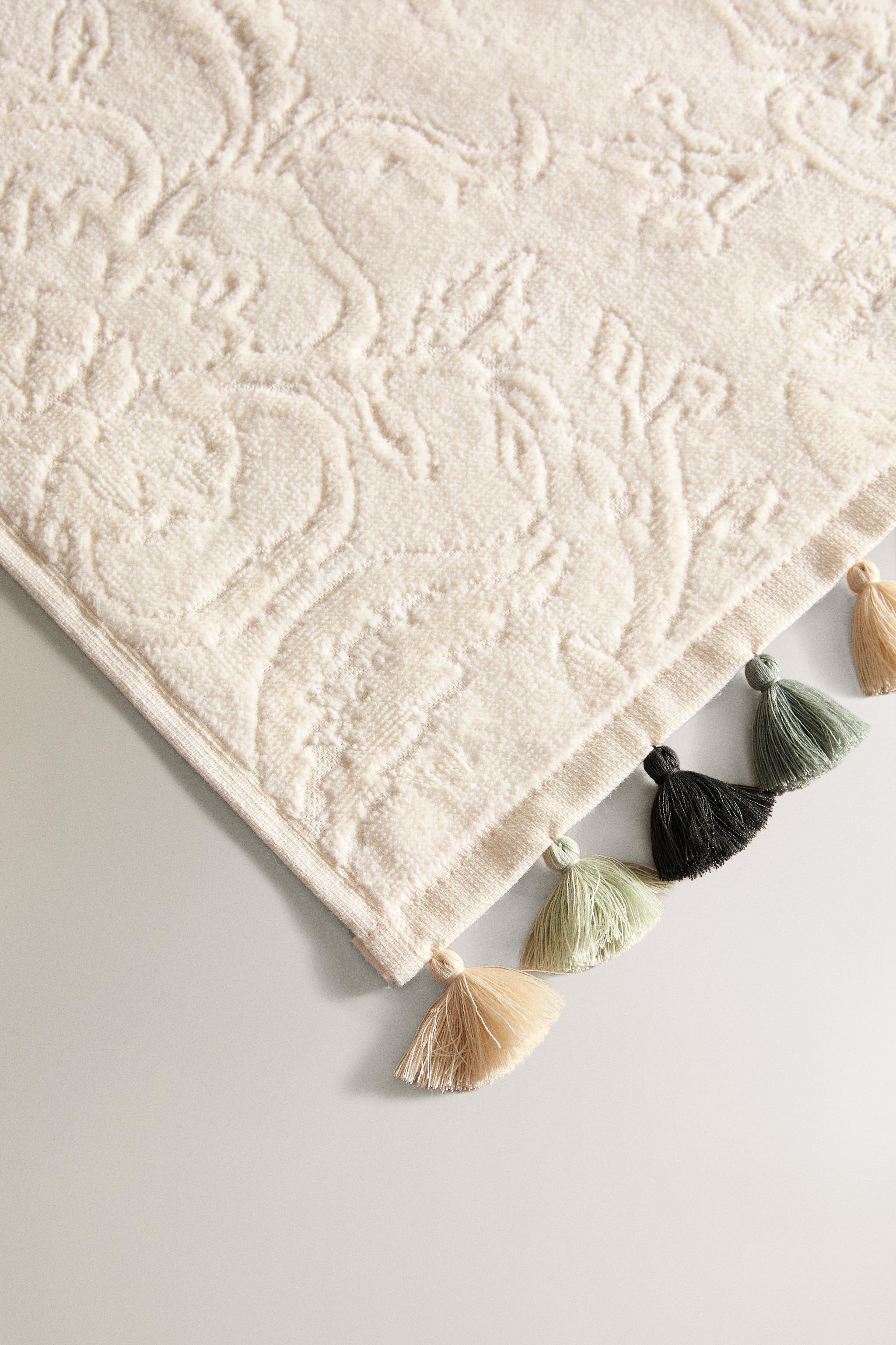 JACQUARD POMPOM BATH TOWEL