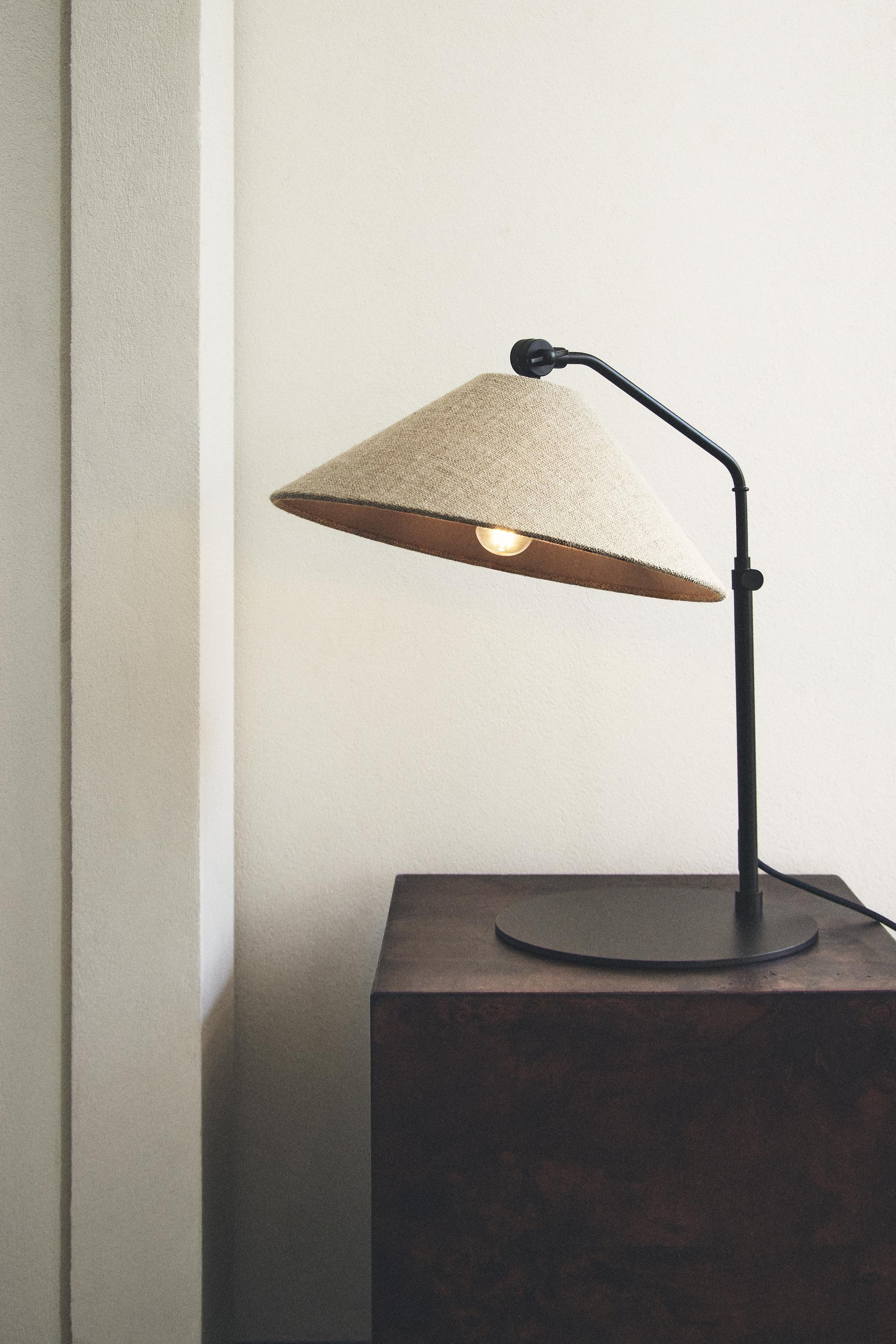METAL BASE TABLE LAMP