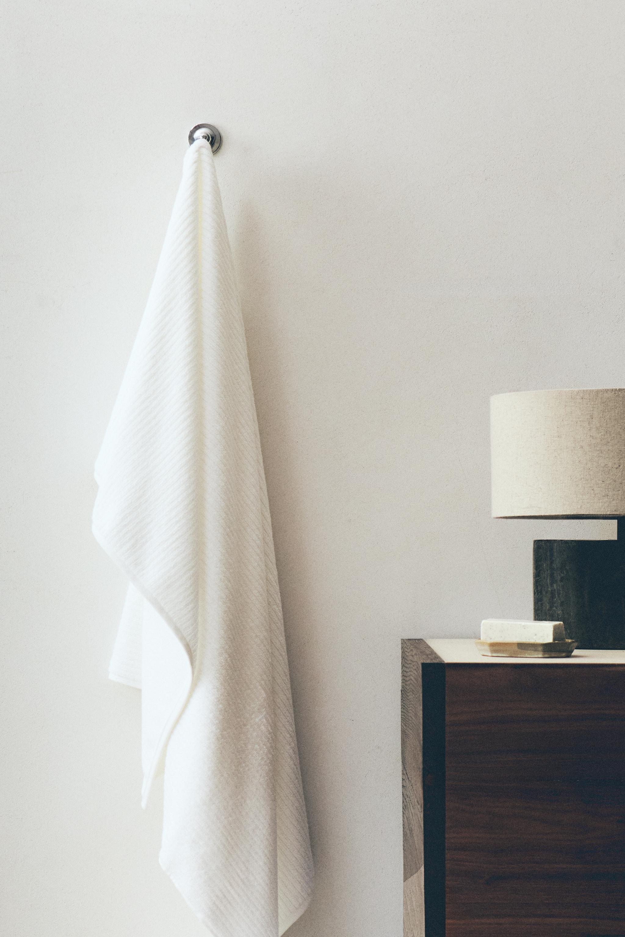 RIBBED TEXTURE BATH TOWEL