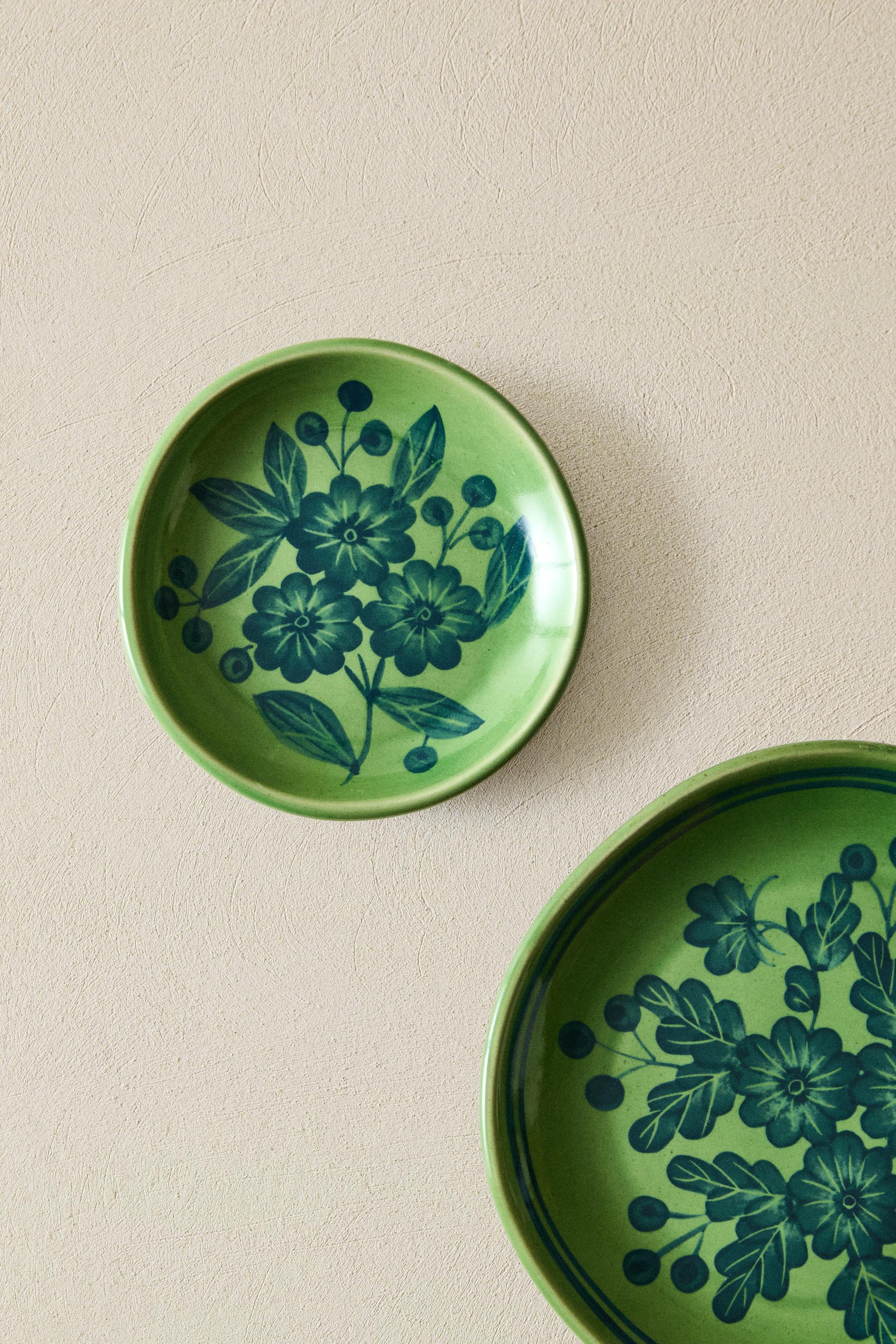 STONEWARE PLATE WITH FLORAL DESIGN