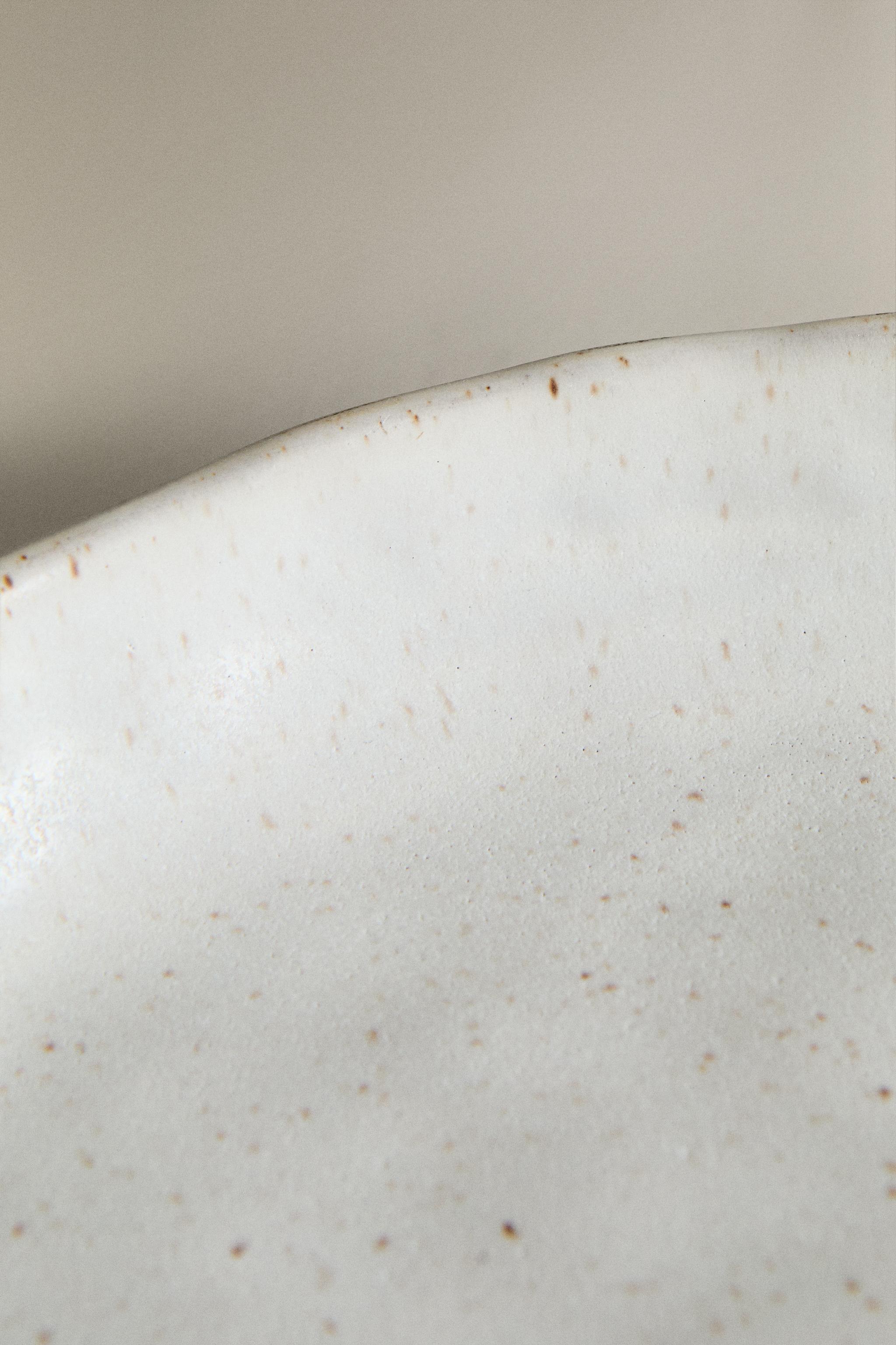 SMALL TEXTURED ROUND SERVING DISH