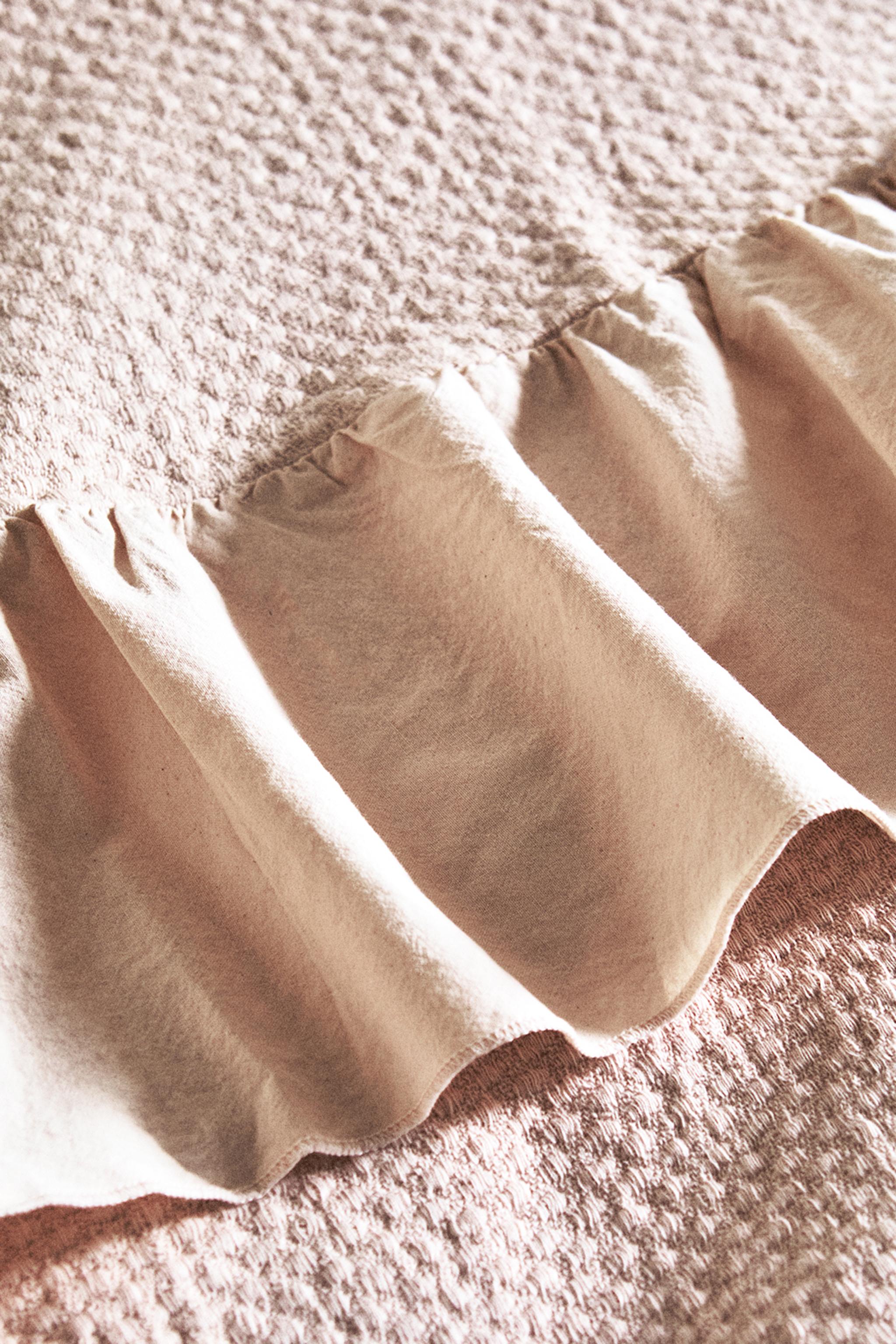 CHILDREN'S BEDSPREAD WITH RUFFLES