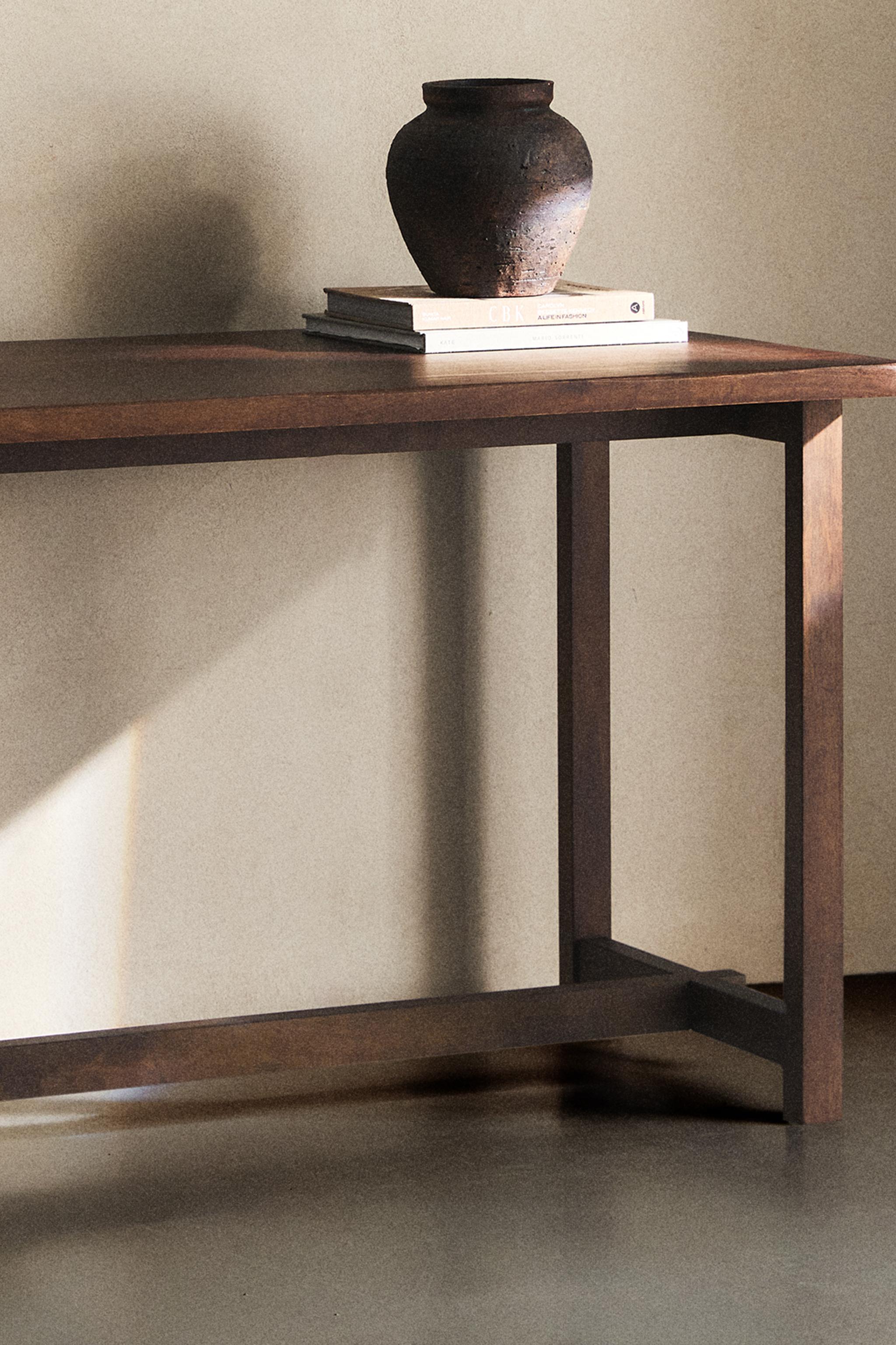 TABLE WITH AN AGED FINISH