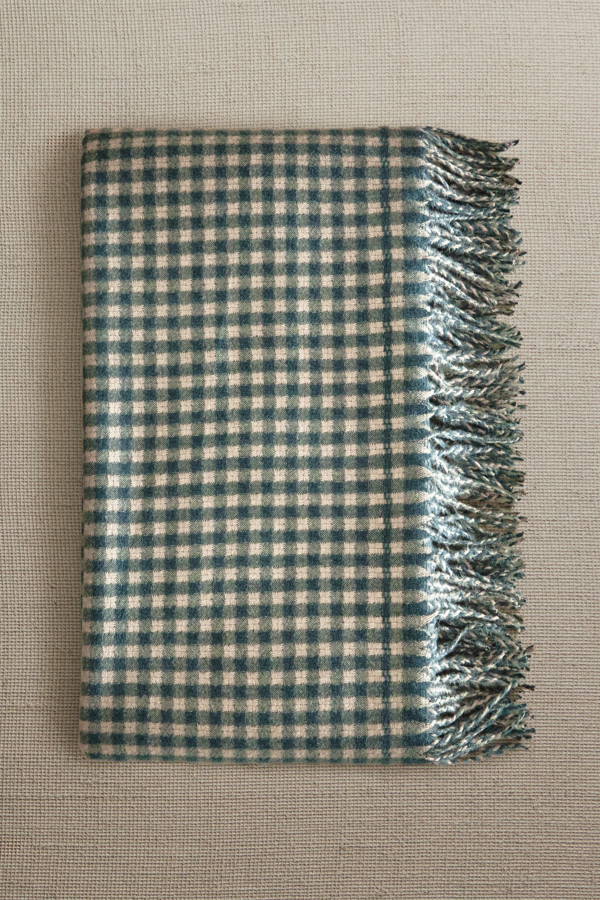 CHECK BLANKET WITH FRINGING